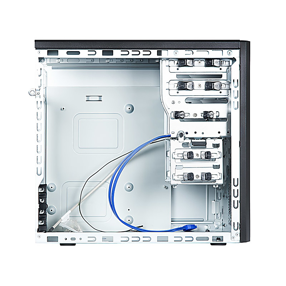 Interno del case del computer. Argento con cavi blu e neri.