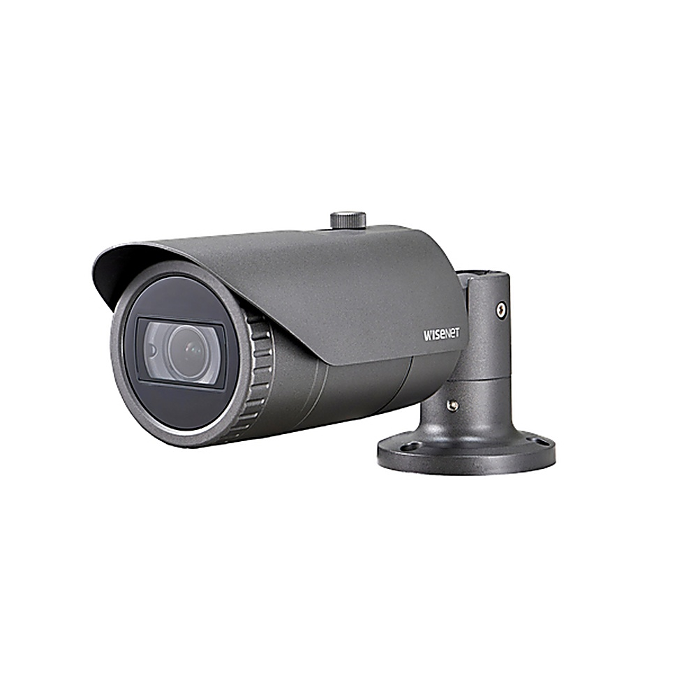 Telecamera di sicurezza grigia. Marchio wisenet visibile. Obiettivo e visiera neri. Braccio metallico.