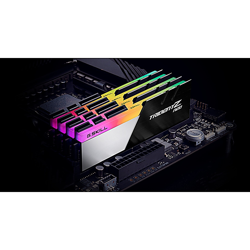 RAM-Riegel auf einem Motherboard mit RGB-Beleuchtung. Schwarze RAM-Riegel mit 'TRIDENT Z5'.