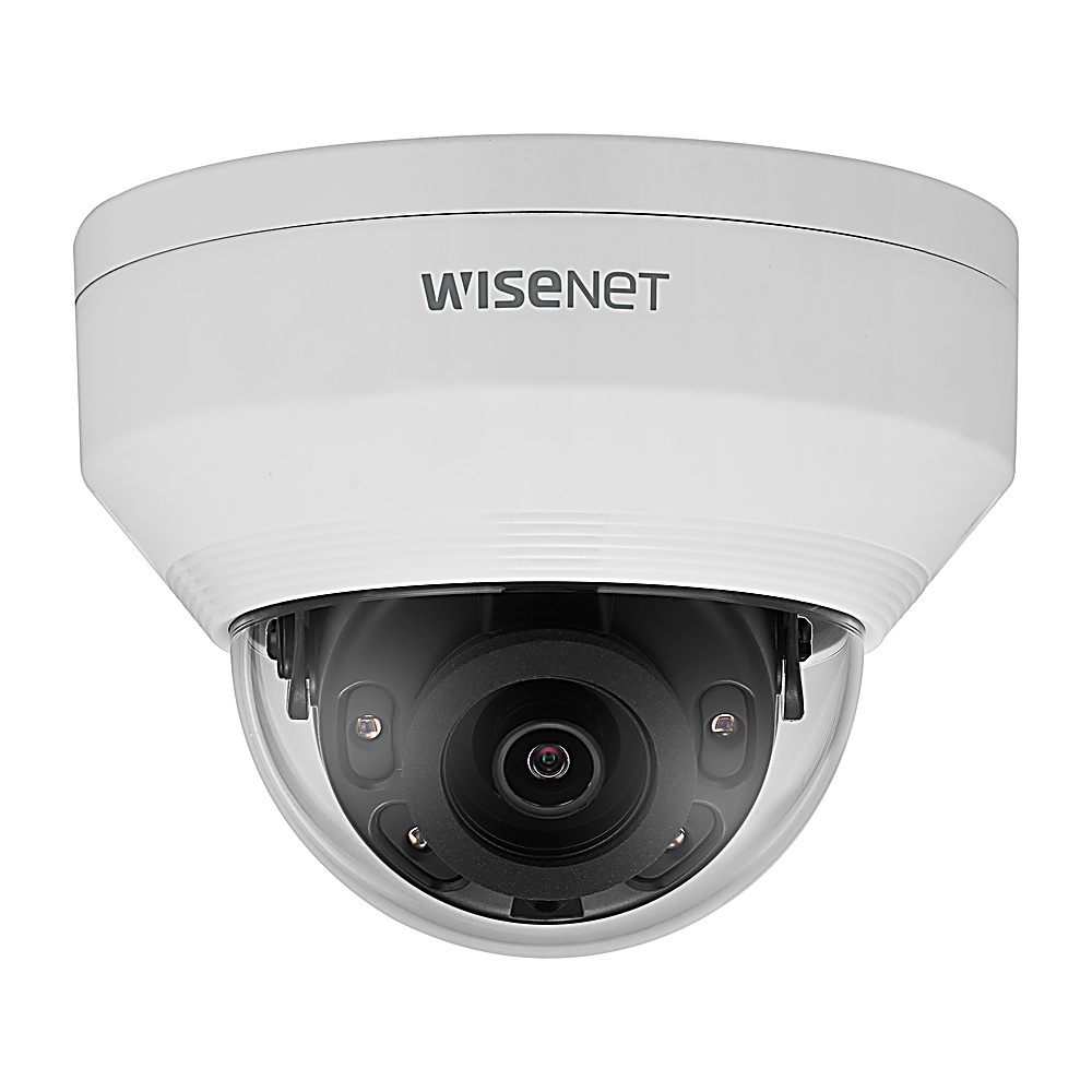 Telecamera di sicurezza a cupola. Corpo bianco, area lente nera, cupola trasparente. Marca: Wisenet. Sfondo bianco.