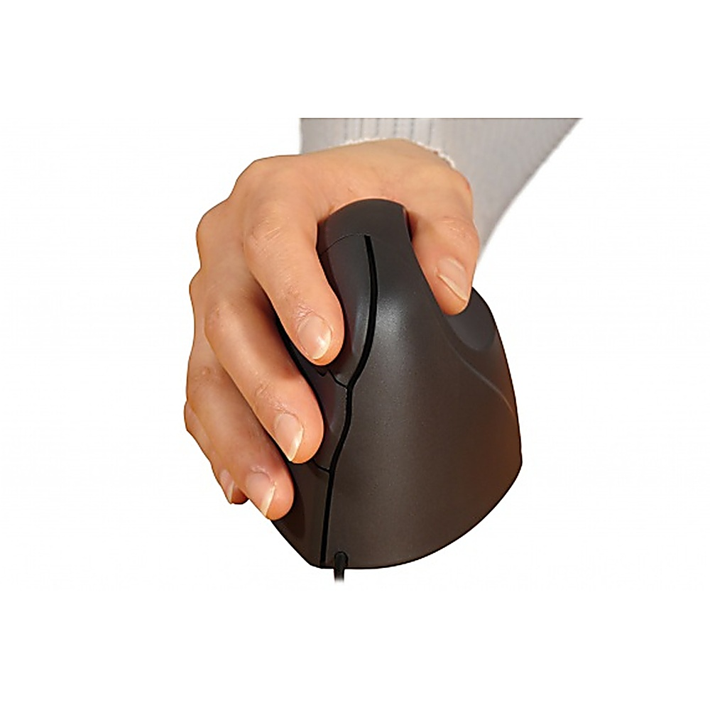 Mano sosteniendo un ratón ergonómico negro. La mano sujeta el ratón firmemente. Fondo blanco.
