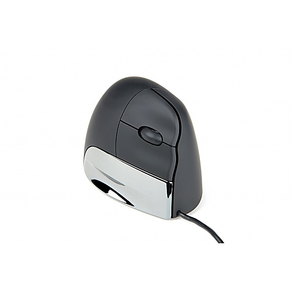 Un ratón ergonómico negro y plateado con cable sobre fondo blanco.