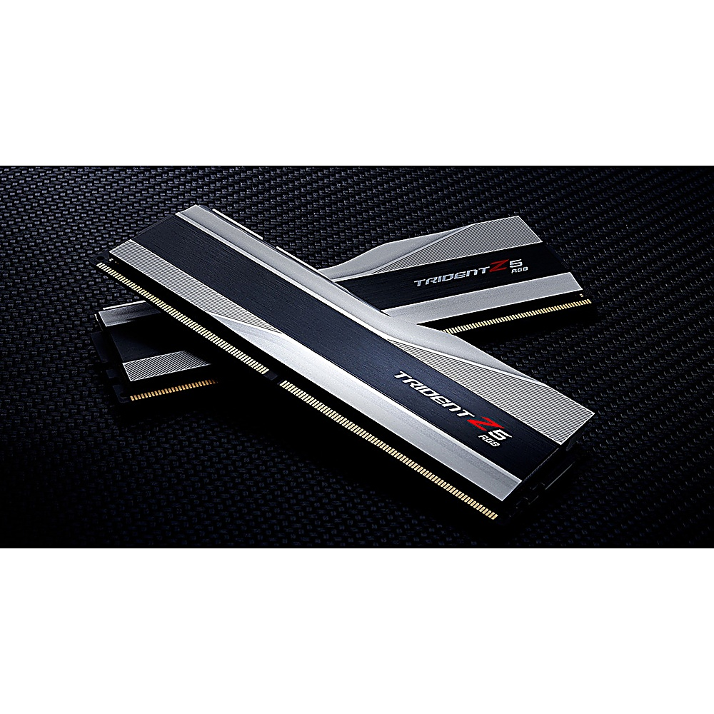 Dwa moduły RAM w czarno-srebrnym designie. Napis TRIDENT Z5 RGB.