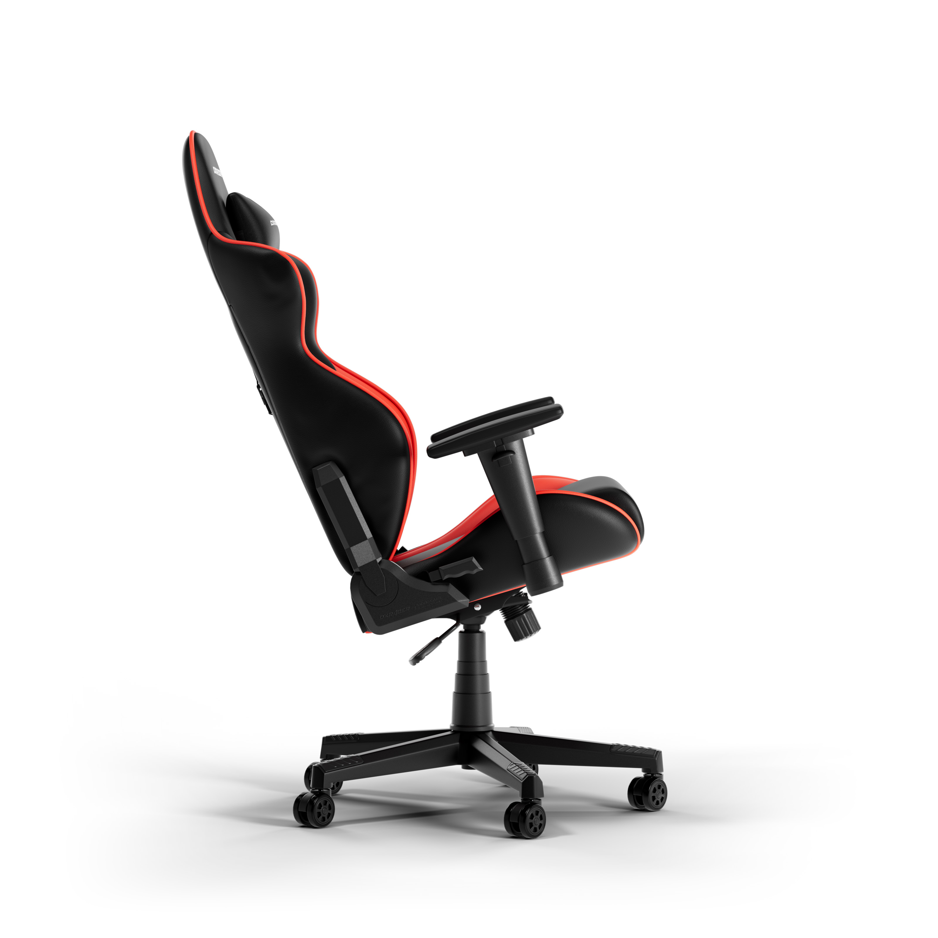 Schwarzer und roter Gaming-Stuhl auf weißem Hintergrund, Seitenansicht. Er hat Räder und verstellbare Teile.
