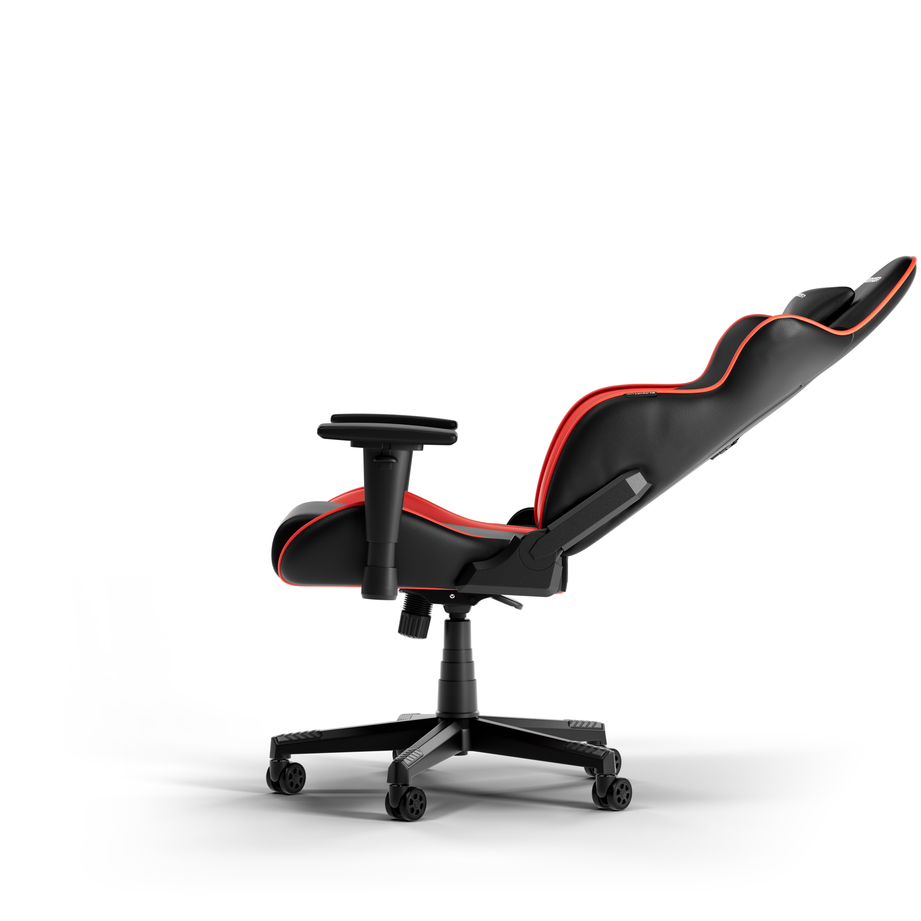 Schwarzer und roter Gaming-Stuhl auf weißem Hintergrund.