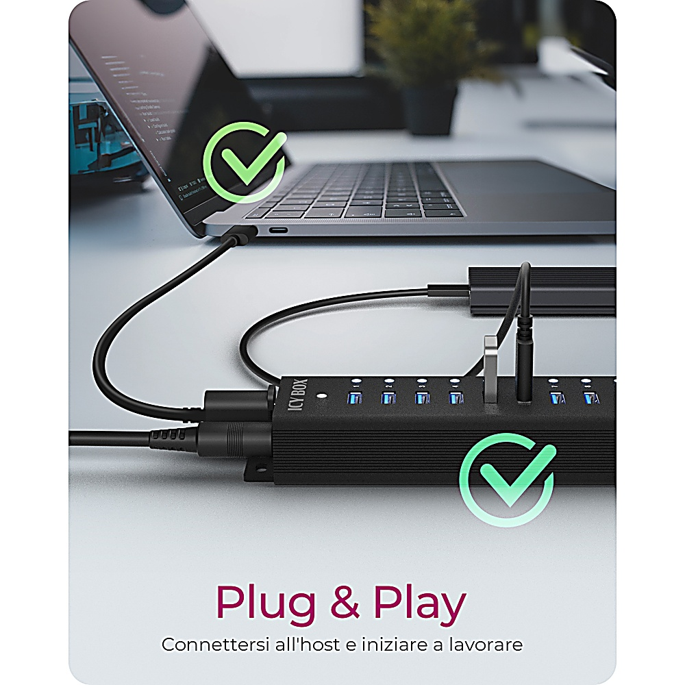 Hub USB collegato a un laptop e altri dispositivi. Testo: 'Plug & Play'.