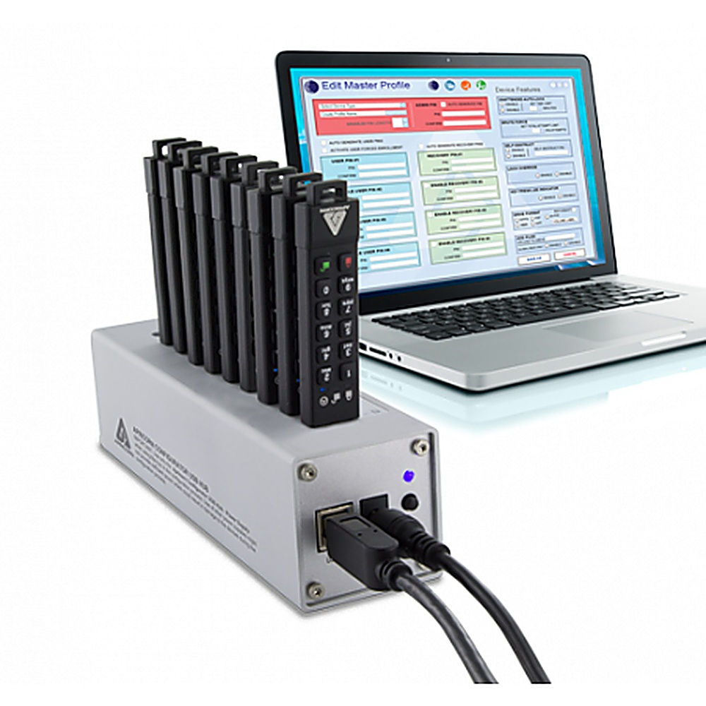 Laptop z urządzeniem na górze, podłączony do klawiatury i czarnej skrzynki.