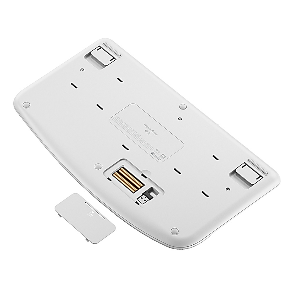 Unteransicht einer weißen Tastatur. Zeigt ein Batteriefach und einen USB-Empfängerbereich.