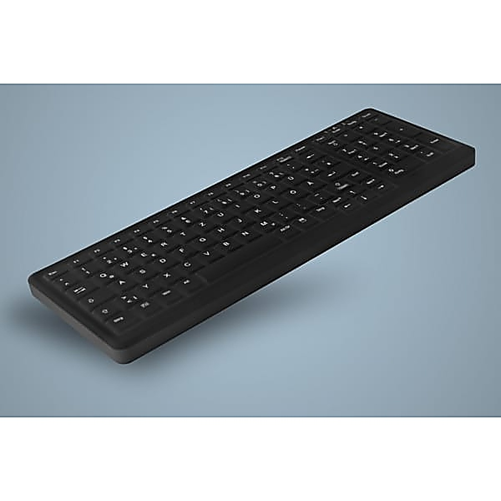 Tastiera nera con tasti piatti e un touchpad. Sfondo grigio-blu. Immagine ben illuminata.