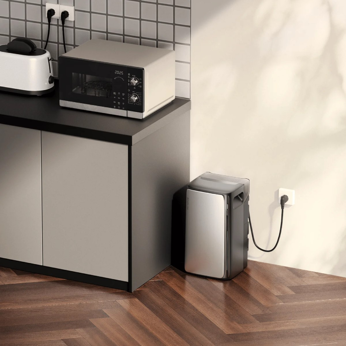 Eine Küchenszene mit Mikrowelle, Toaster und einem kleinen angeschlossenen Gerät.