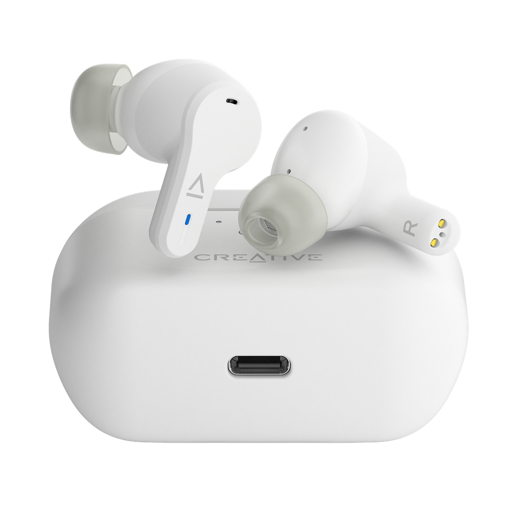 Auricolari Creative bianche con custodia di ricarica. Gli auricolari sono sulla custodia. Sfondo nero.