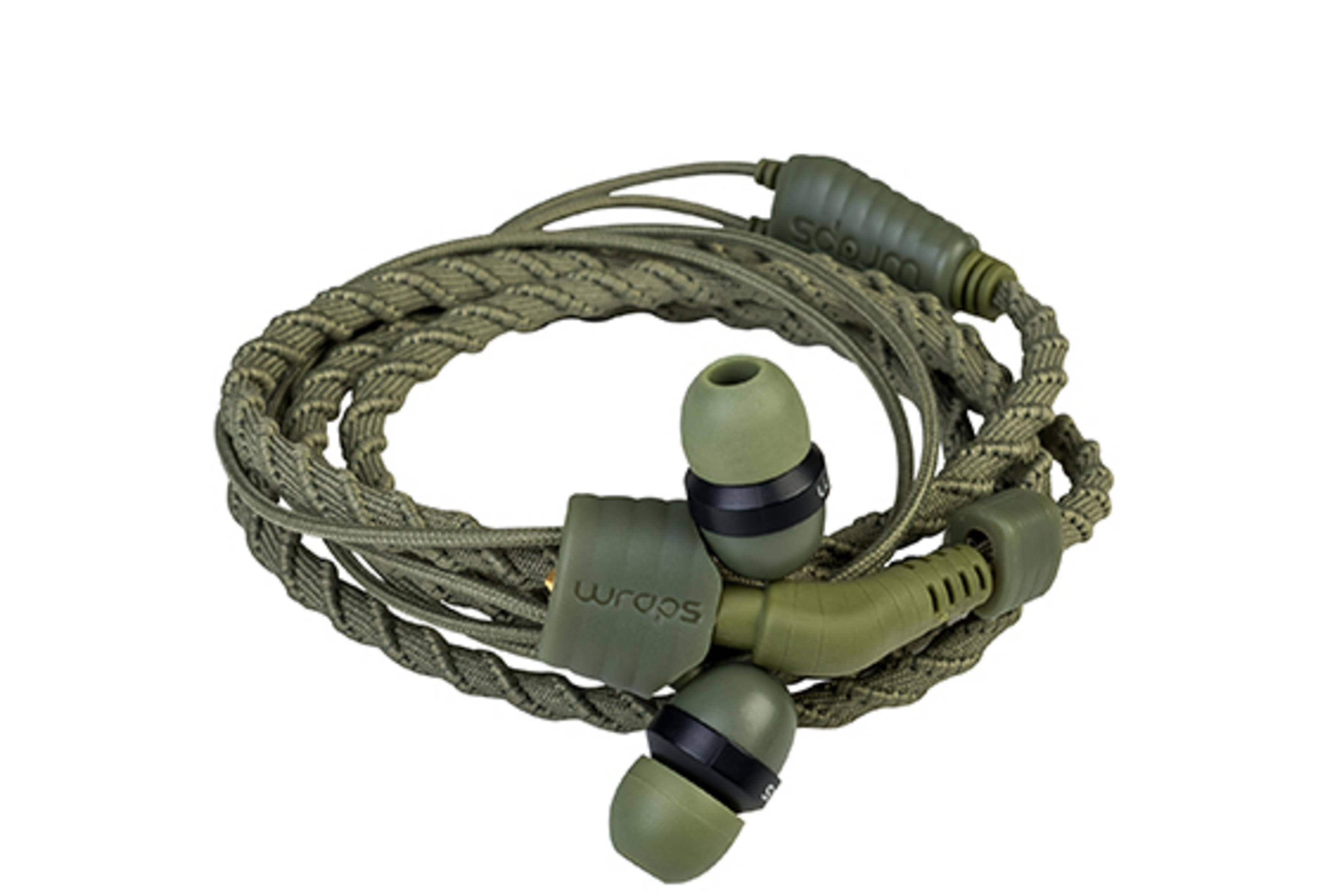 Auricolari verde oliva con cavo avvolto. Gli auricolari hanno il logo Wraps.