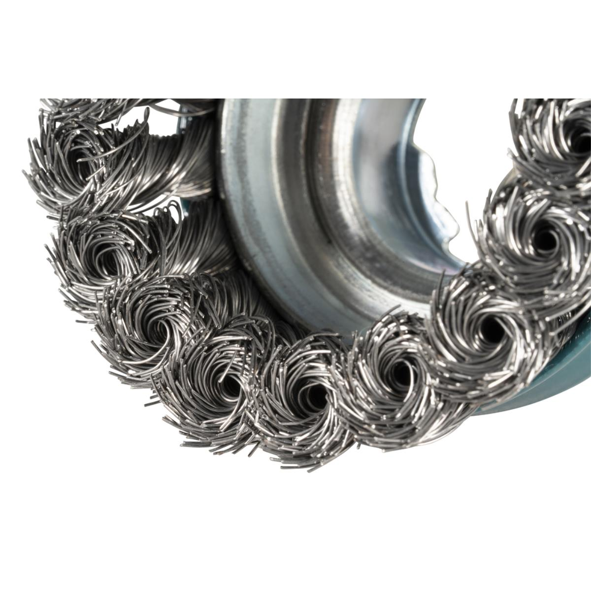 Nahaufnahme einer Drahtbürstenscheibe mit Metallsträngen. Silbermetall und türkisfarbene Basis.
