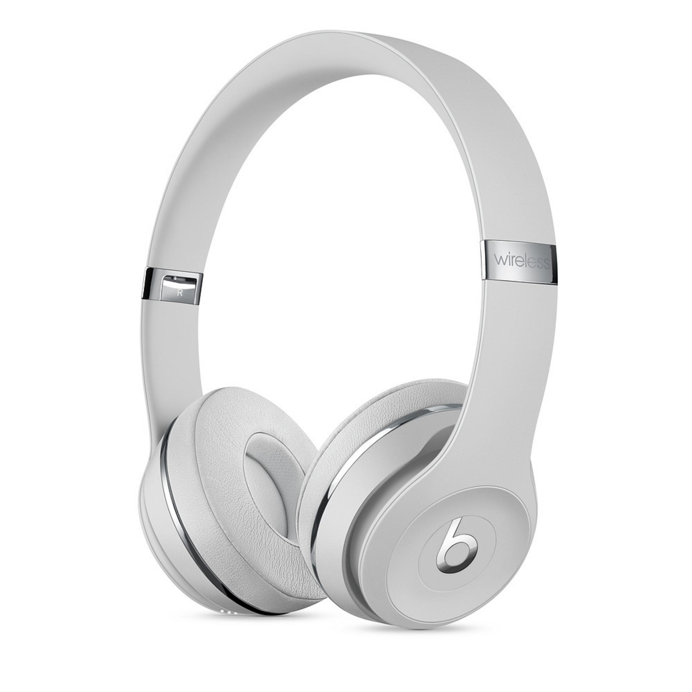 Weiße Beats-Kopfhörer mit silbernen Akzenten.