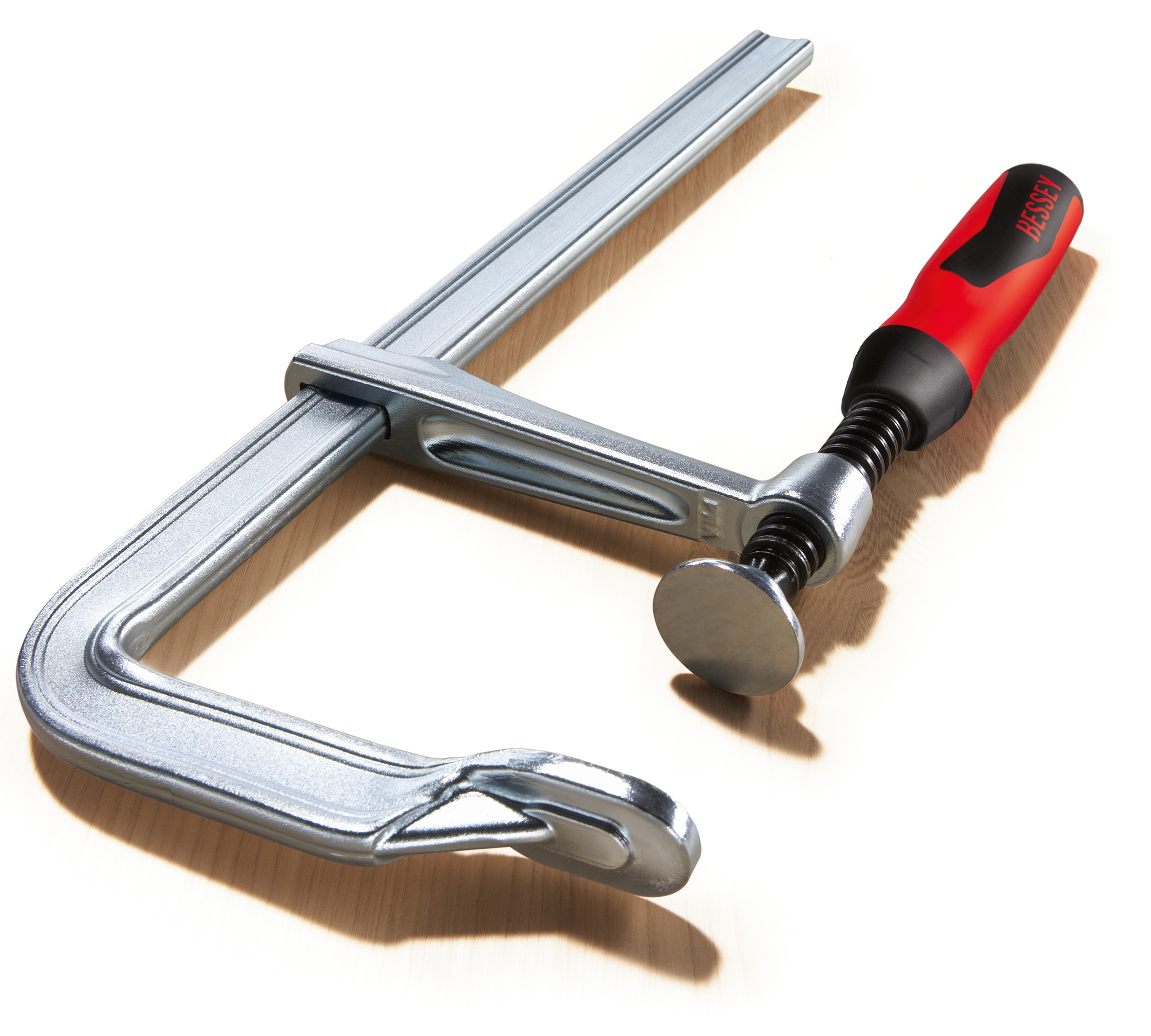 Metallklemme mit rotem Griff. Marke: BESSEY.