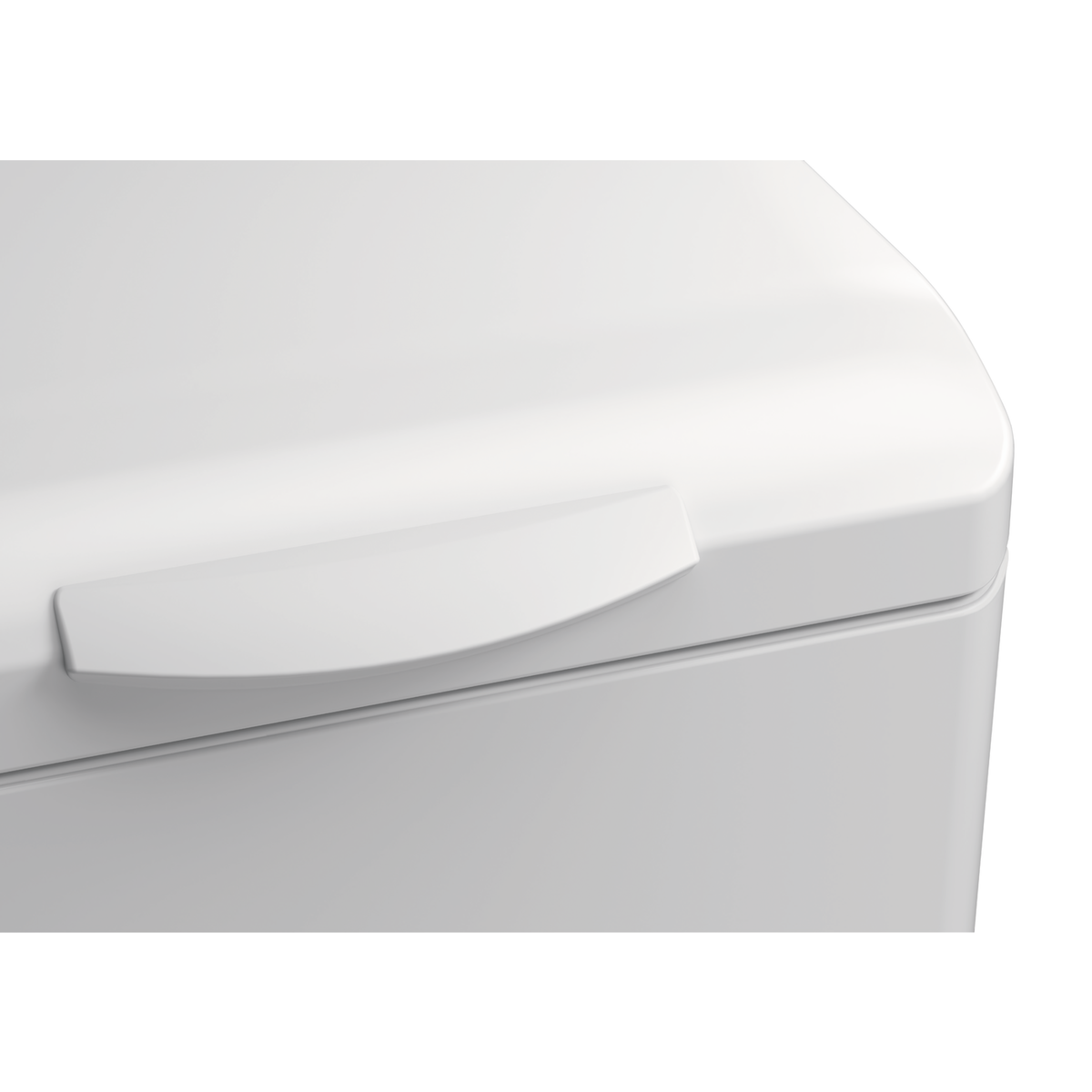 Zbliżenie na górę białej pralki. Biały uchwyt.