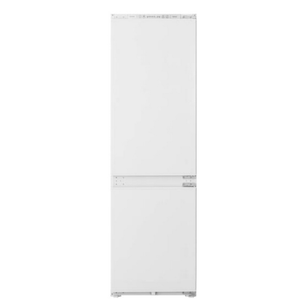 Un frigorifero bianco con due porte. Lo sfondo è bianco.