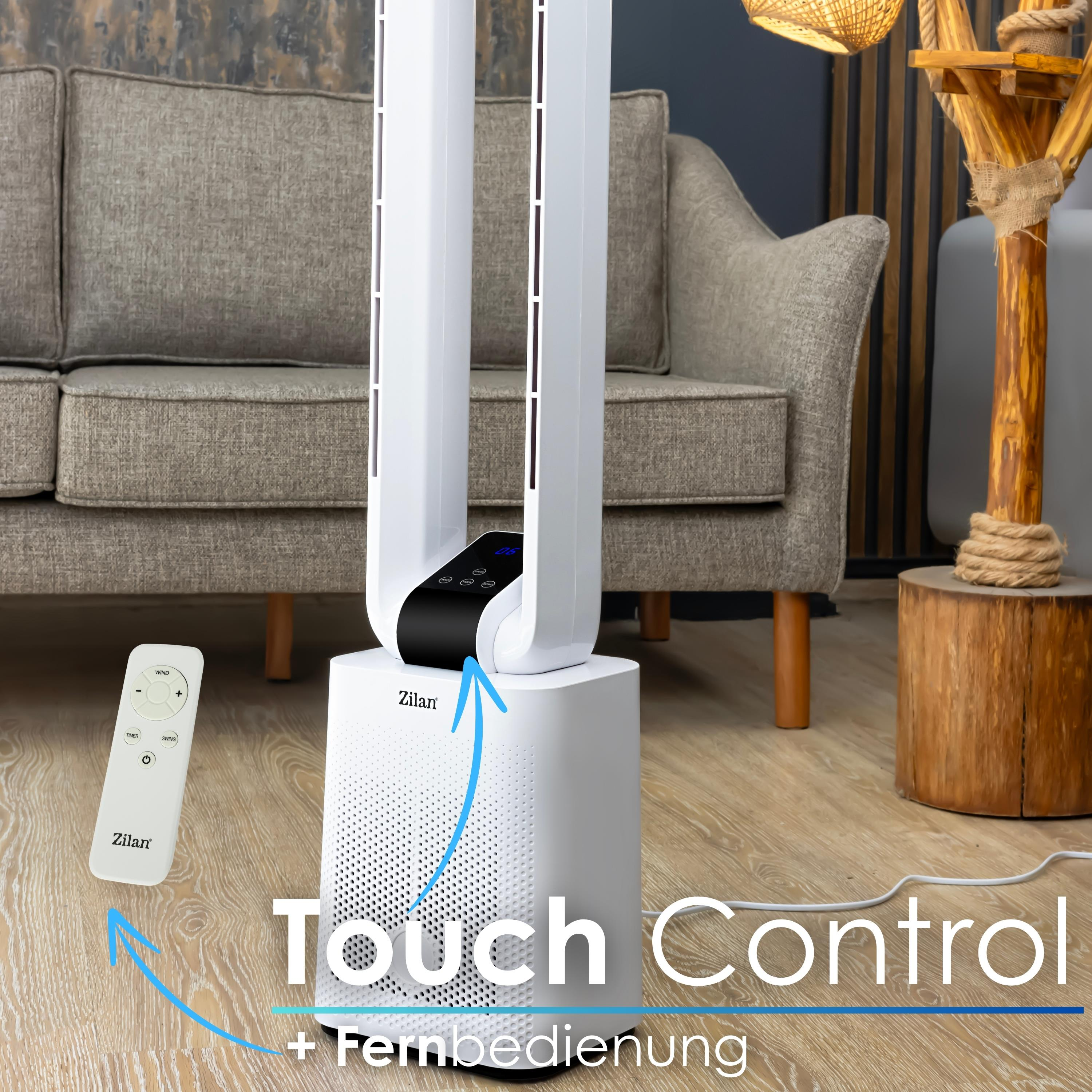 Weißer Turmventilator mit Touch-Steuerung und Fernbedienung, auf Holzboden, Sofa im Hintergrund.