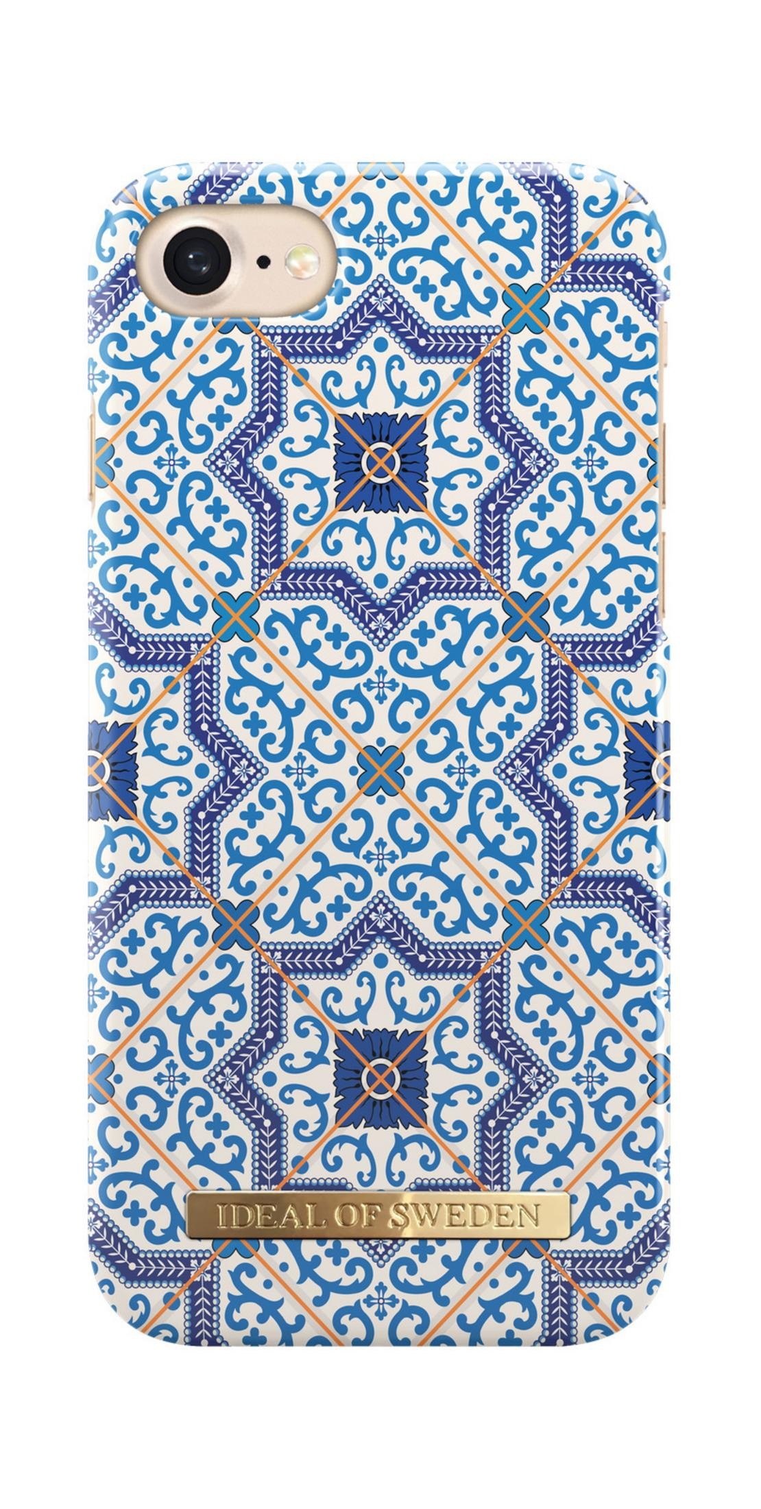 Custodia per telefono con motivo a piastrelle blu e bianco con dettagli dorati e logo Ideal of Sweden dorato.