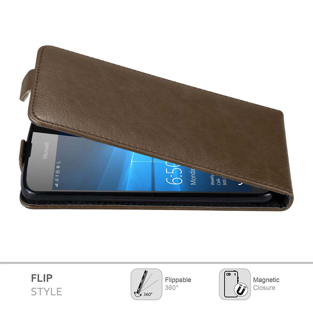 Funda de teléfono marrón con teléfono dentro, la pantalla muestra la hora. La funda tiene cierre magnético.