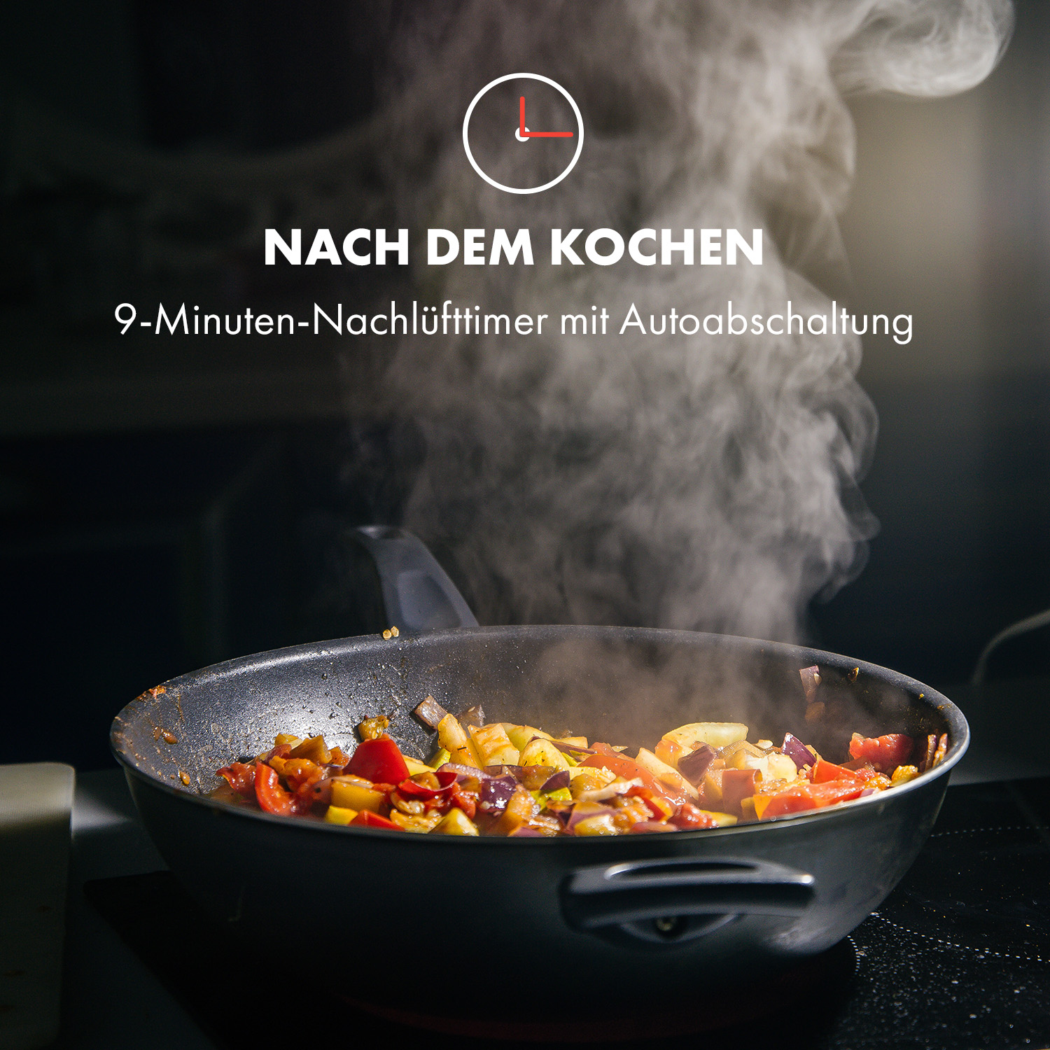 Ein Topf auf einem Herd mit Essen, das gekocht wird. Dampf steigt aus dem Topf auf. Ein Uhrensymbol und Text sind oben.