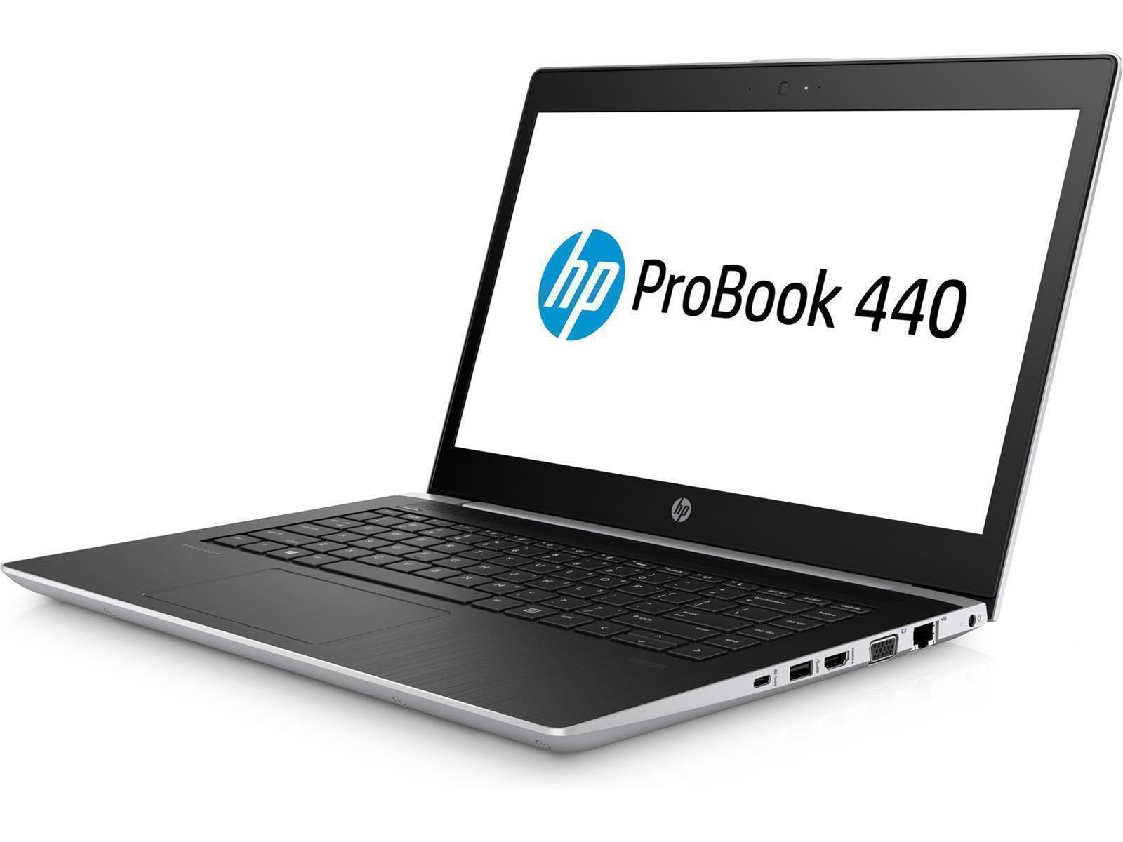 Ein HP ProBook 440 Laptop ist auf weißer Oberfläche geöffnet, zeigt den Bildschirm mit dem HP-Logo.