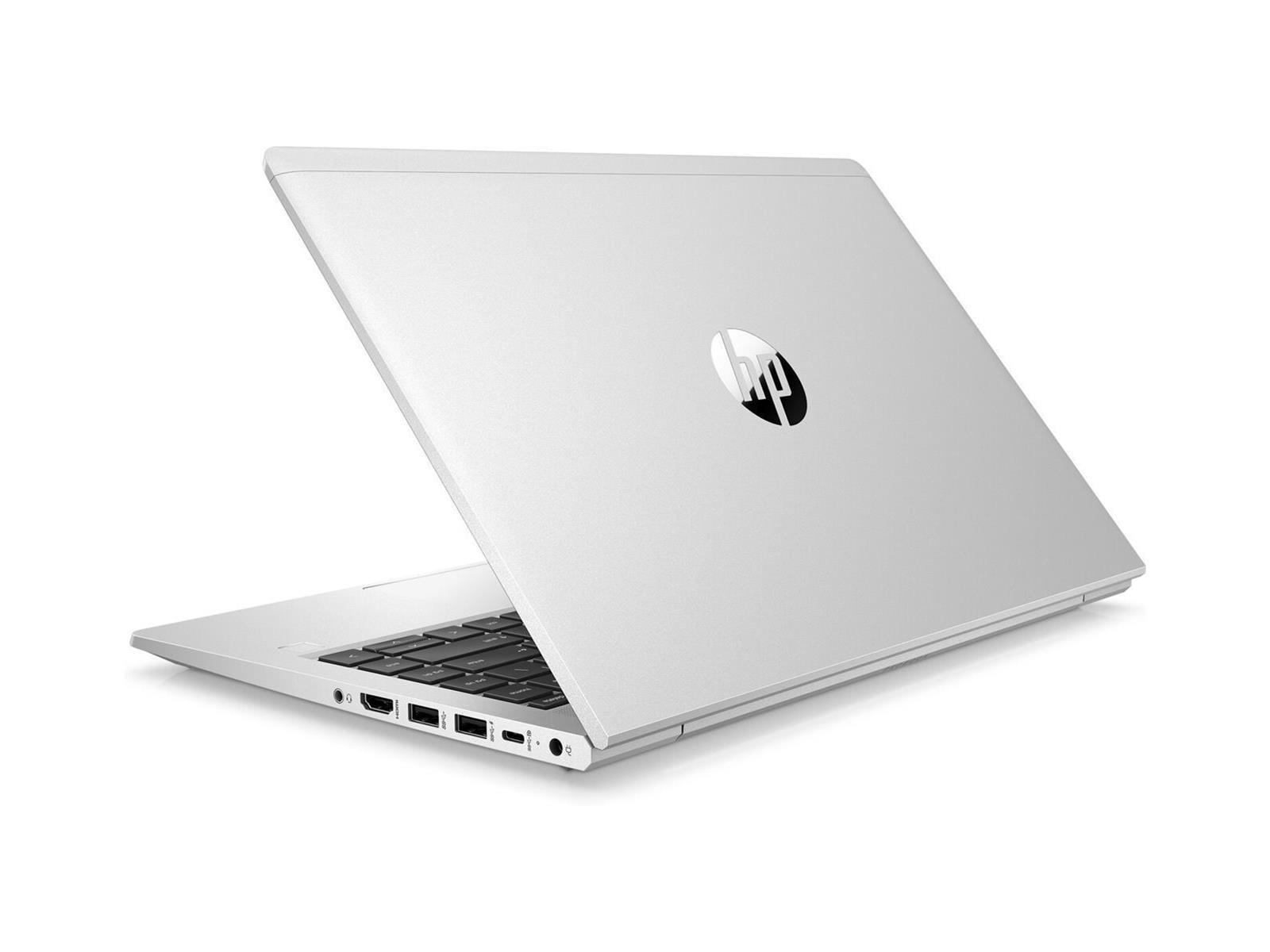 Silbernes HP-Laptop, in einem Winkel geöffnet, zeigt das Logo, auf weißem Hintergrund.