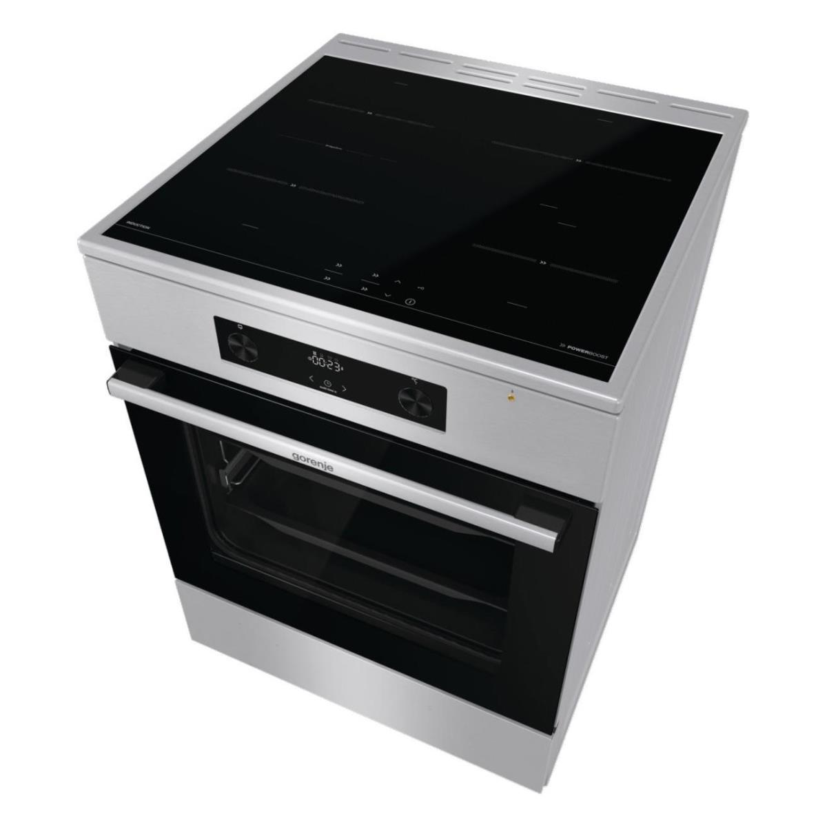 Vista dall'alto angolata di un forno argentato con piano cottura nero e comandi digitali. Include una porta in vetro nero.