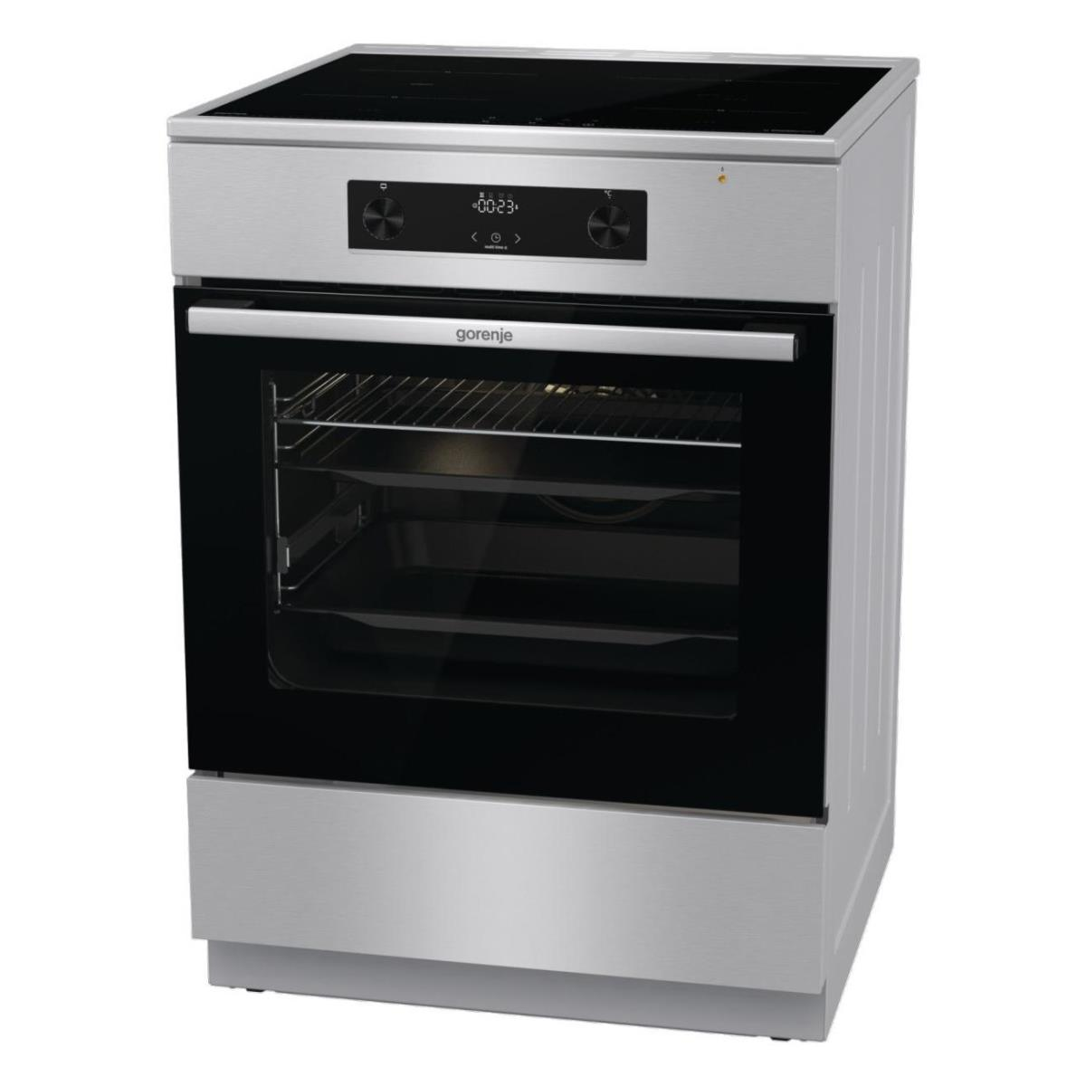 Vista angolata di un forno argentato con porta in vetro nero e piano cottura. Mostra i comandi digitali e il logo Gorenje.