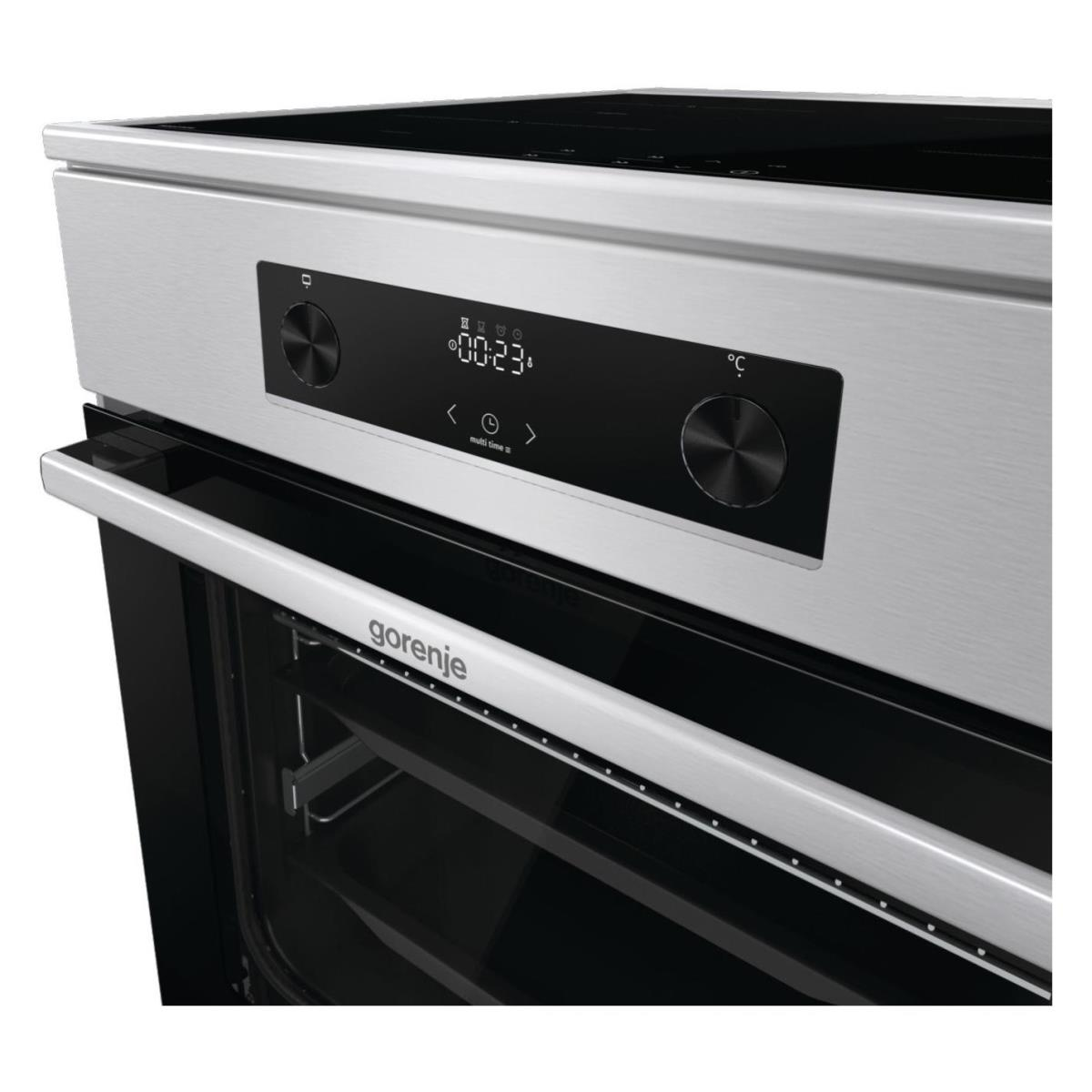 Primo piano sui controlli del forno: display digitale, logo Gorenje e maniglia. Porta in vetro nero e finitura argentata.