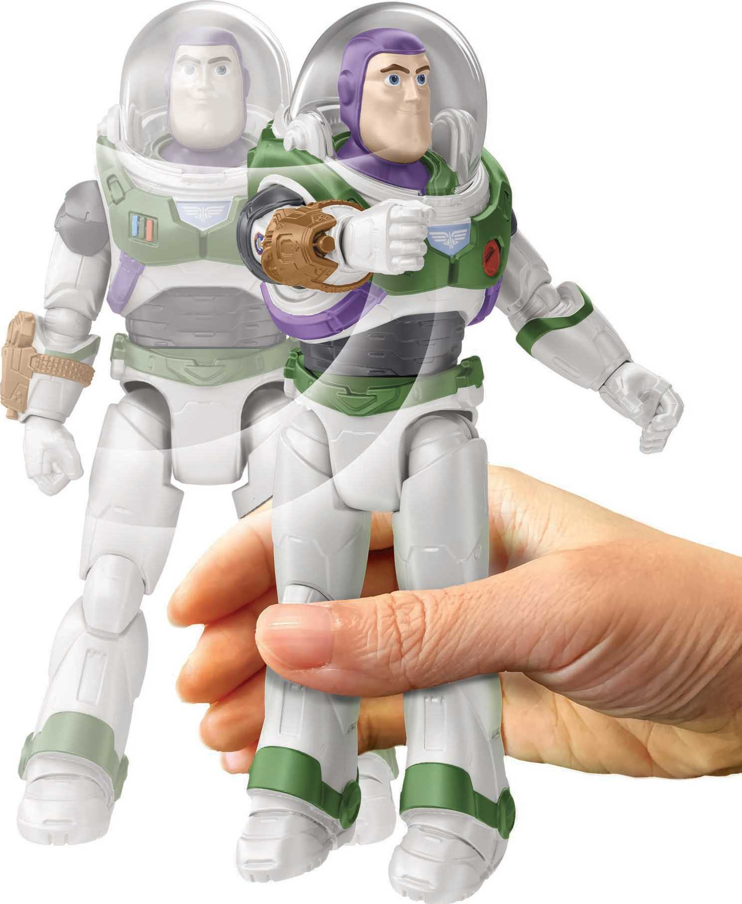 Action figure di Buzz Lightyear con accessori e una mano che la tiene.