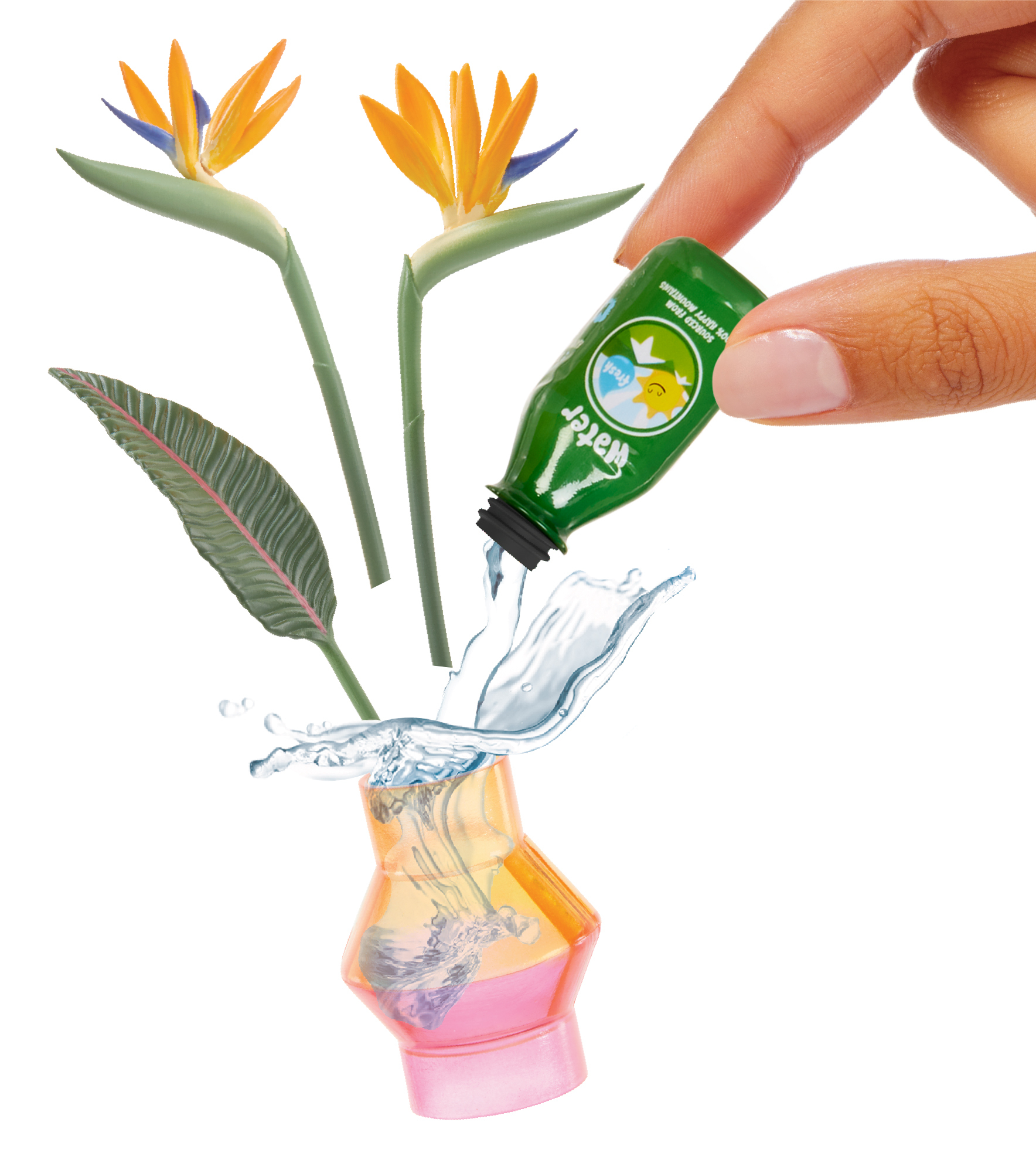 Ręka wlewa wodę z butelki do wazonu z kwiatami. Scena obejmuje białe tło i mini przedmioty.