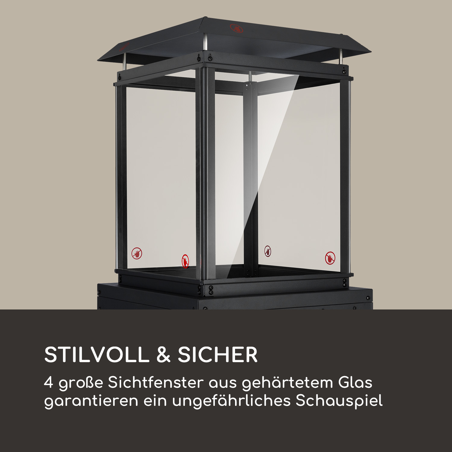 Schwarze Metall-Außenlampe mit großen Glasscheiben, oben und unten, auf beigem Hintergrund.