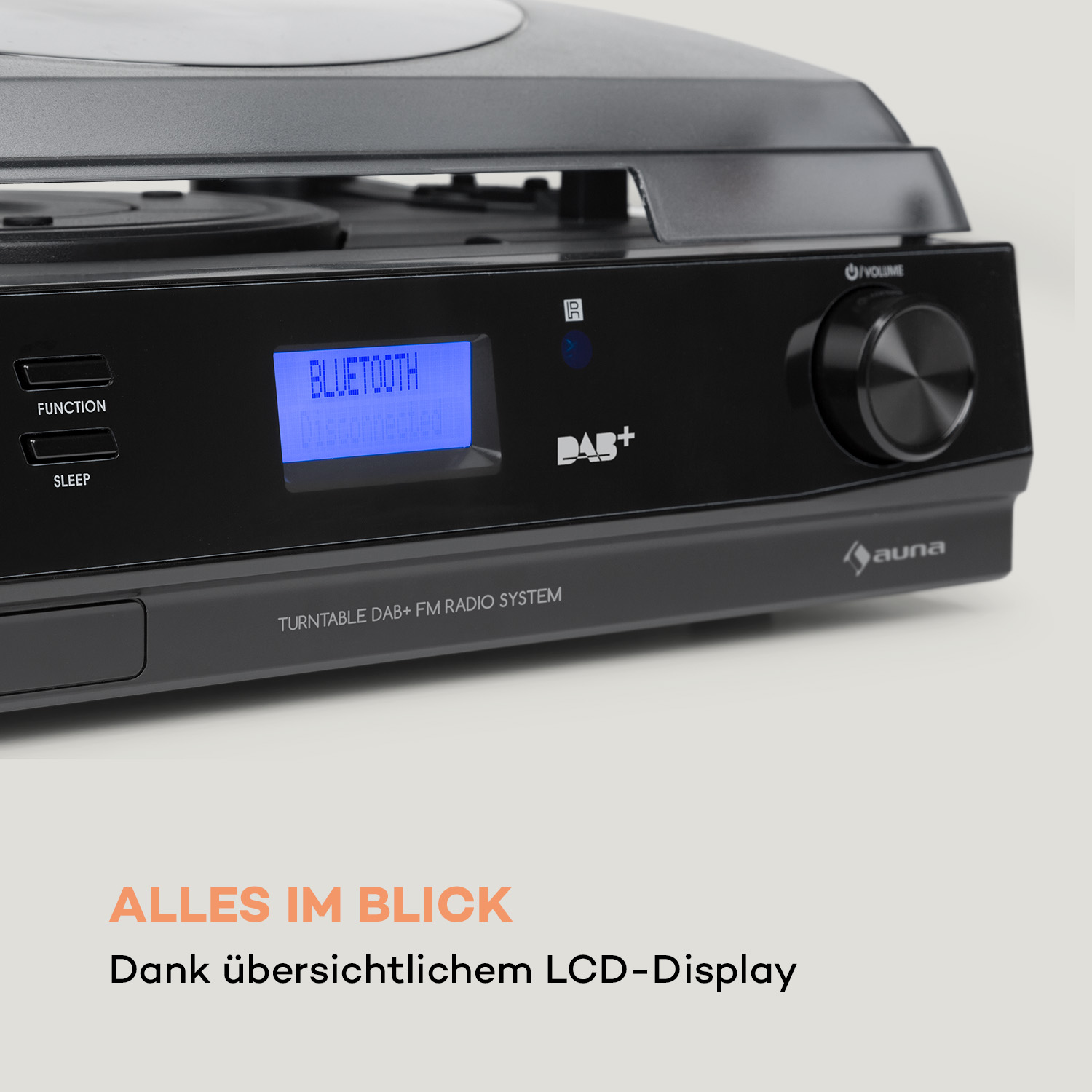 Nahaufnahme eines schwarzen Plattenspieler-Radiosystems. Display zeigt Bluetooth.