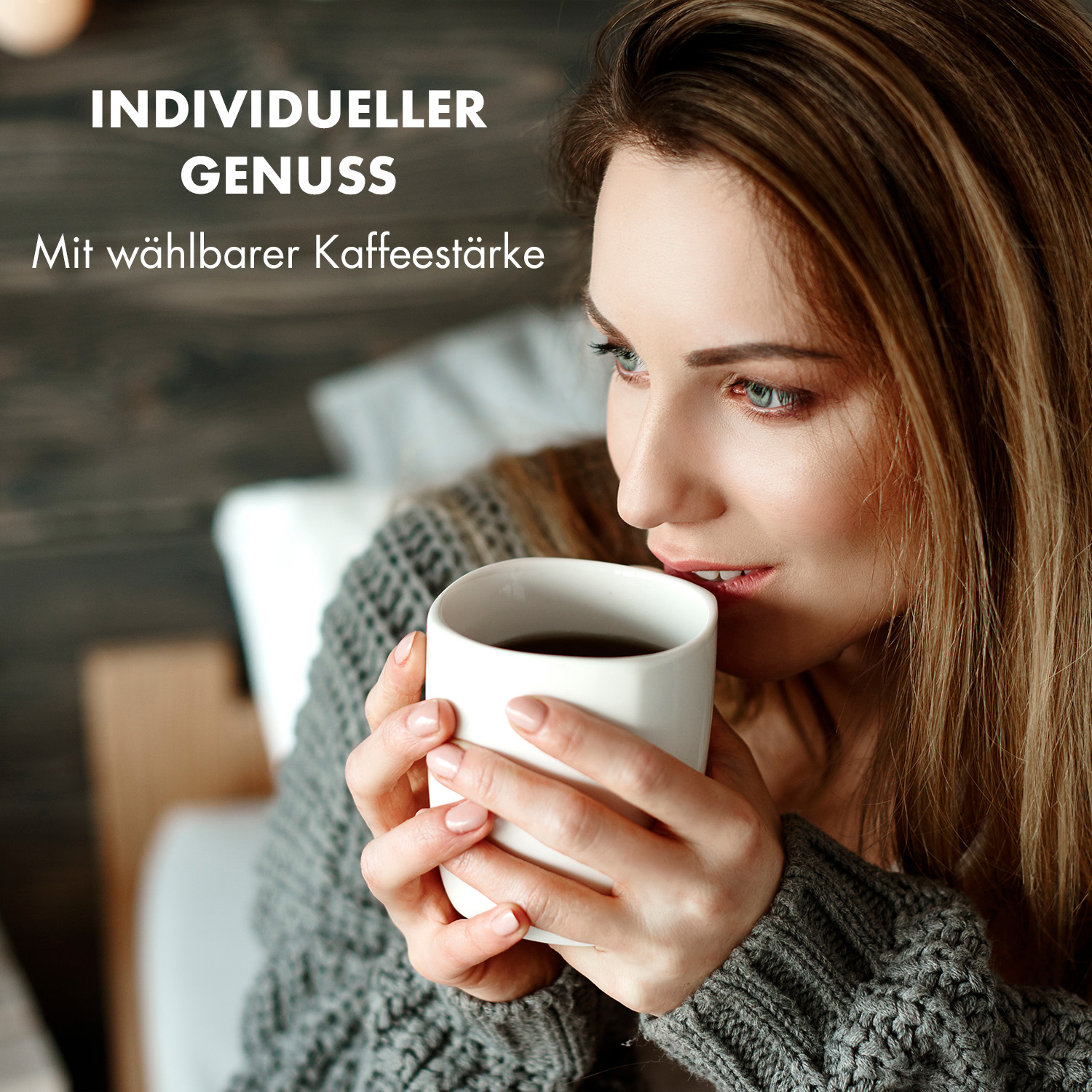 Una mujer con una taza de café, mirándola. Lleva un suéter.