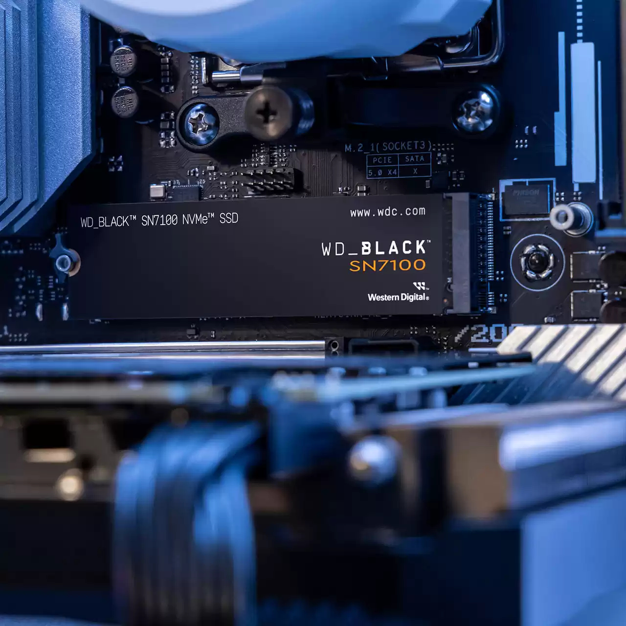 SSD NVMe WD Black SN7100 instalada en un ordenador. Negro con texto blanco.
