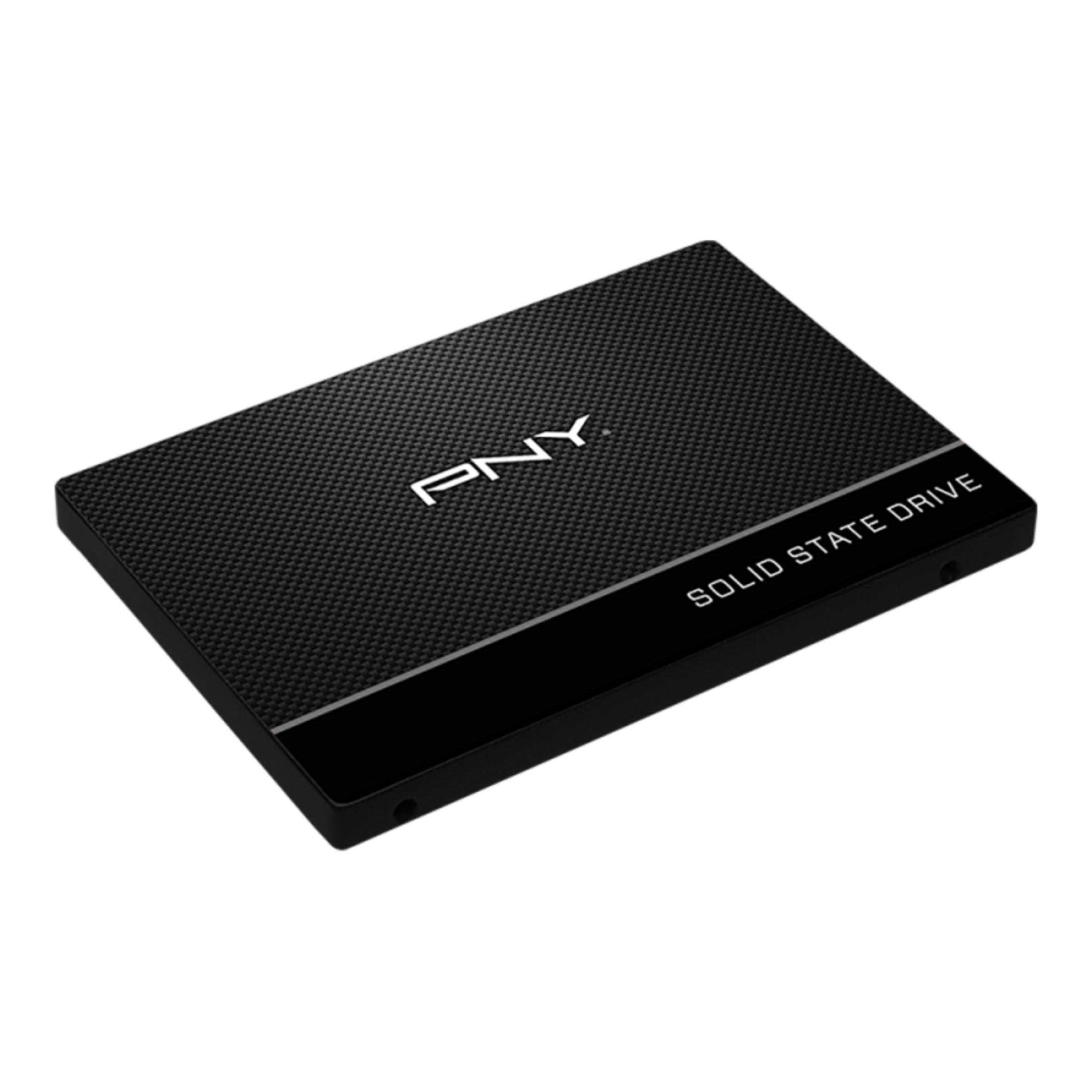 Schwarzes PNY Solid State Drive. Weißer PNY-Text. Solid State Drive darunter geschrieben. Schwarze strukturierte Oberfläche. Weißer Hintergrund.