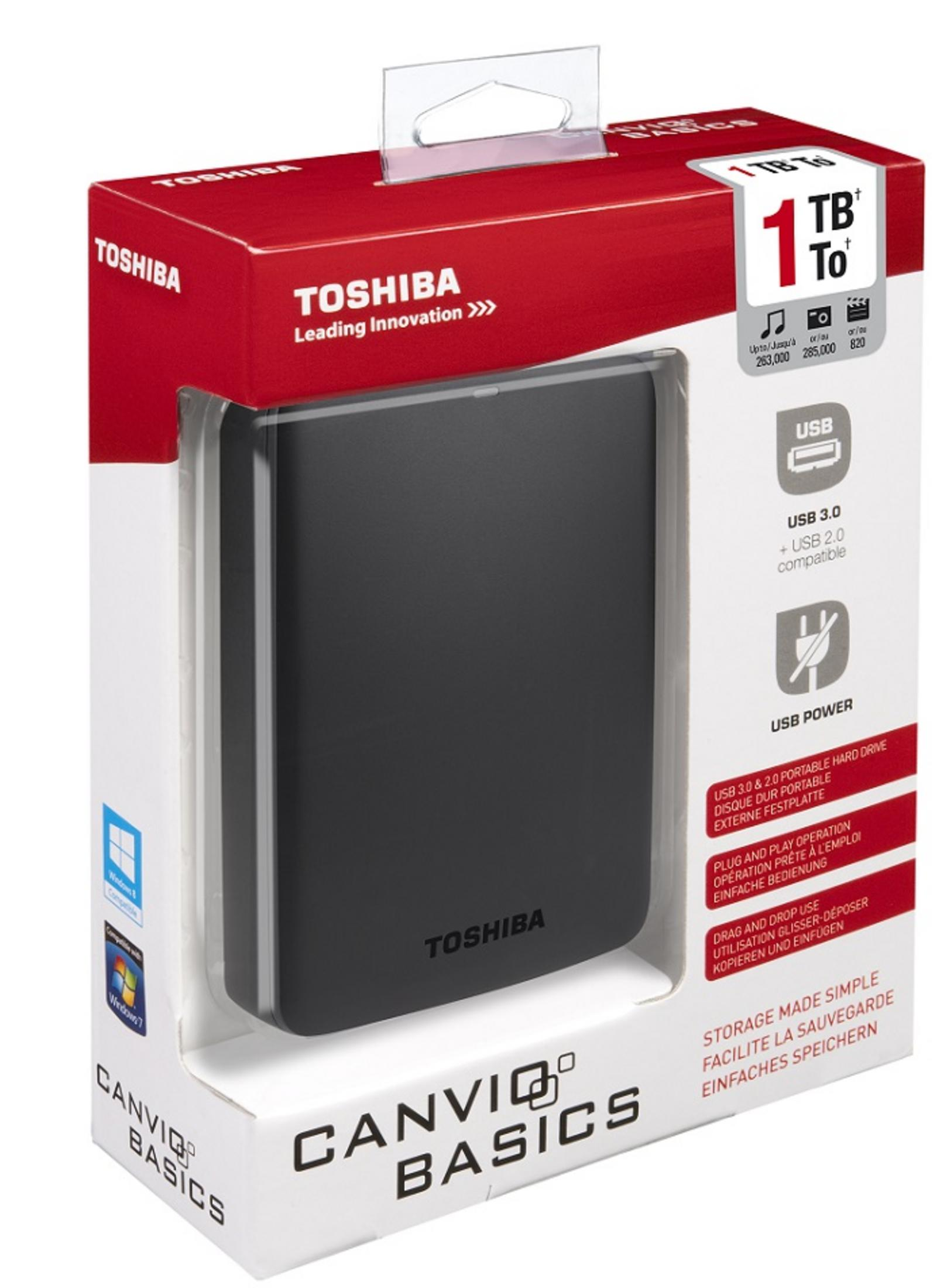 Disco duro externo Toshiba en embalaje, fondo blanco.