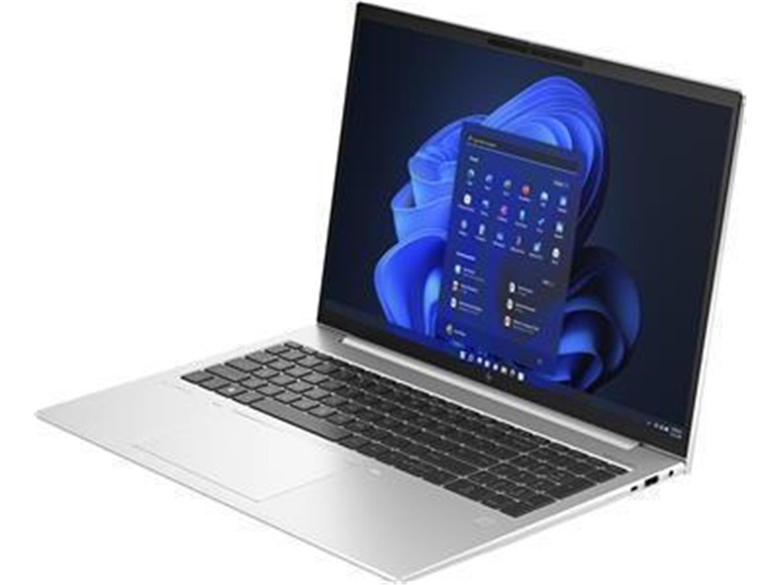 Silberner Laptop mit Windows 11 auf dem Bildschirm, weißer Hintergrund. Winkelansicht.