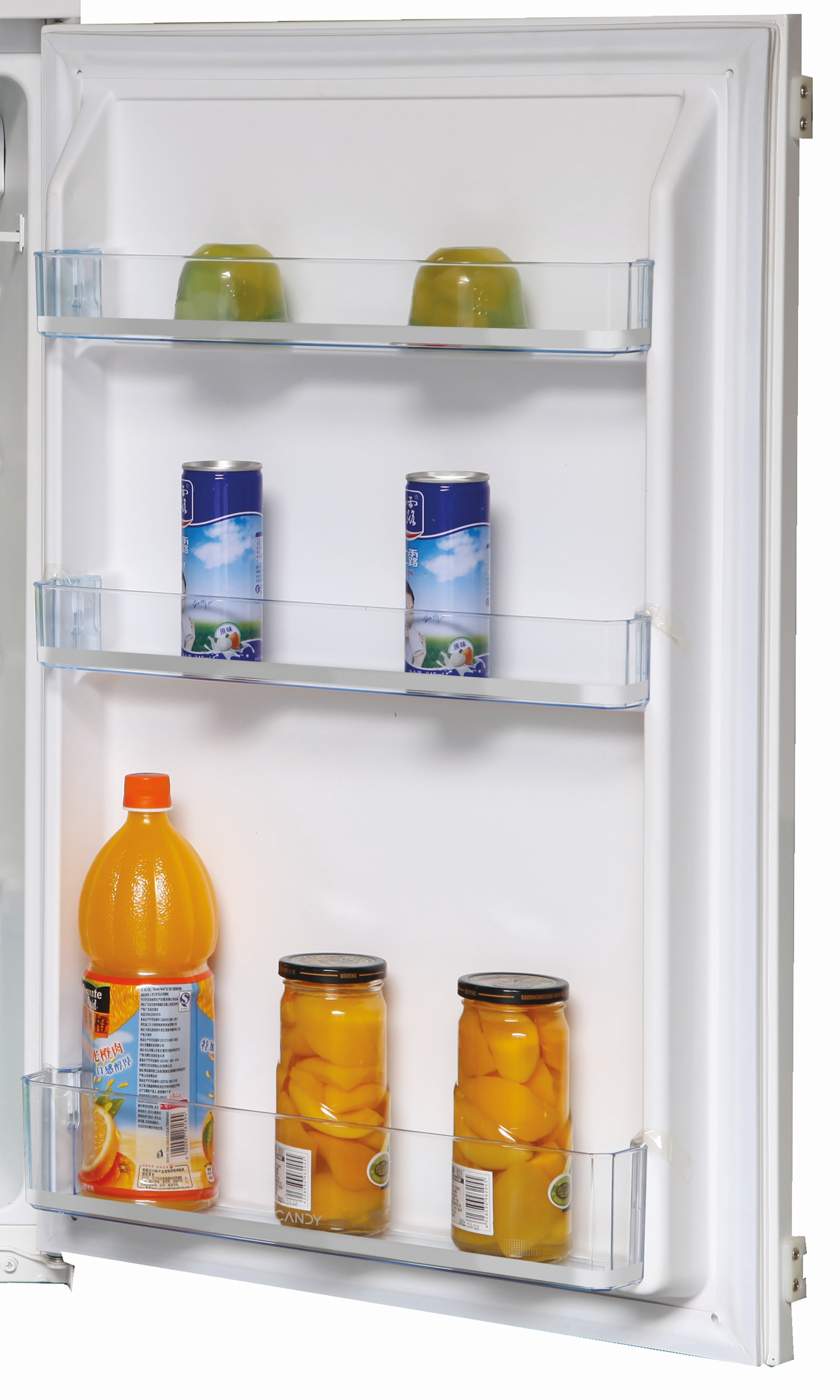Frigorifero con contenuto: succo, cibi in scatola e pesche. Interno bianco.