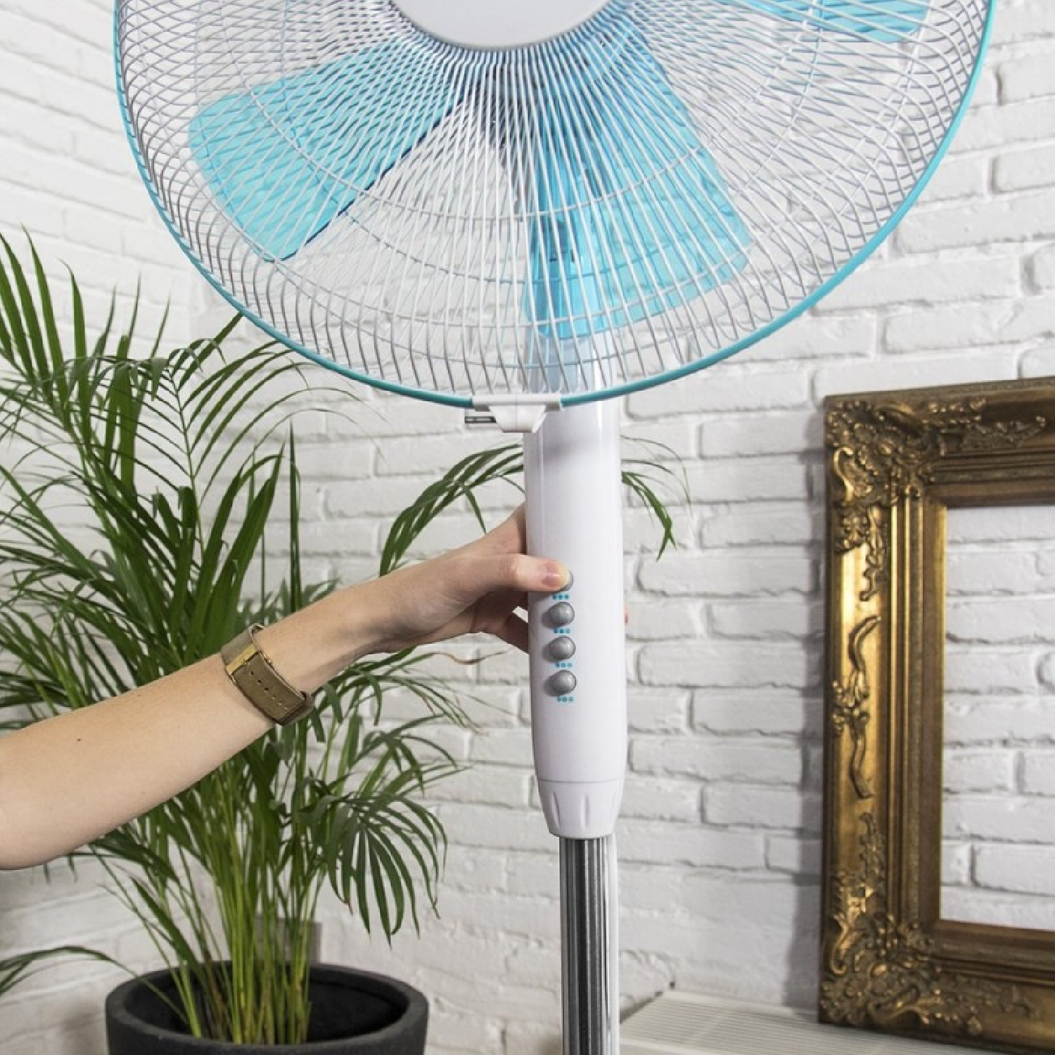 Kobieta z rękami na skroniach, a następnie w białej masce na oczy.