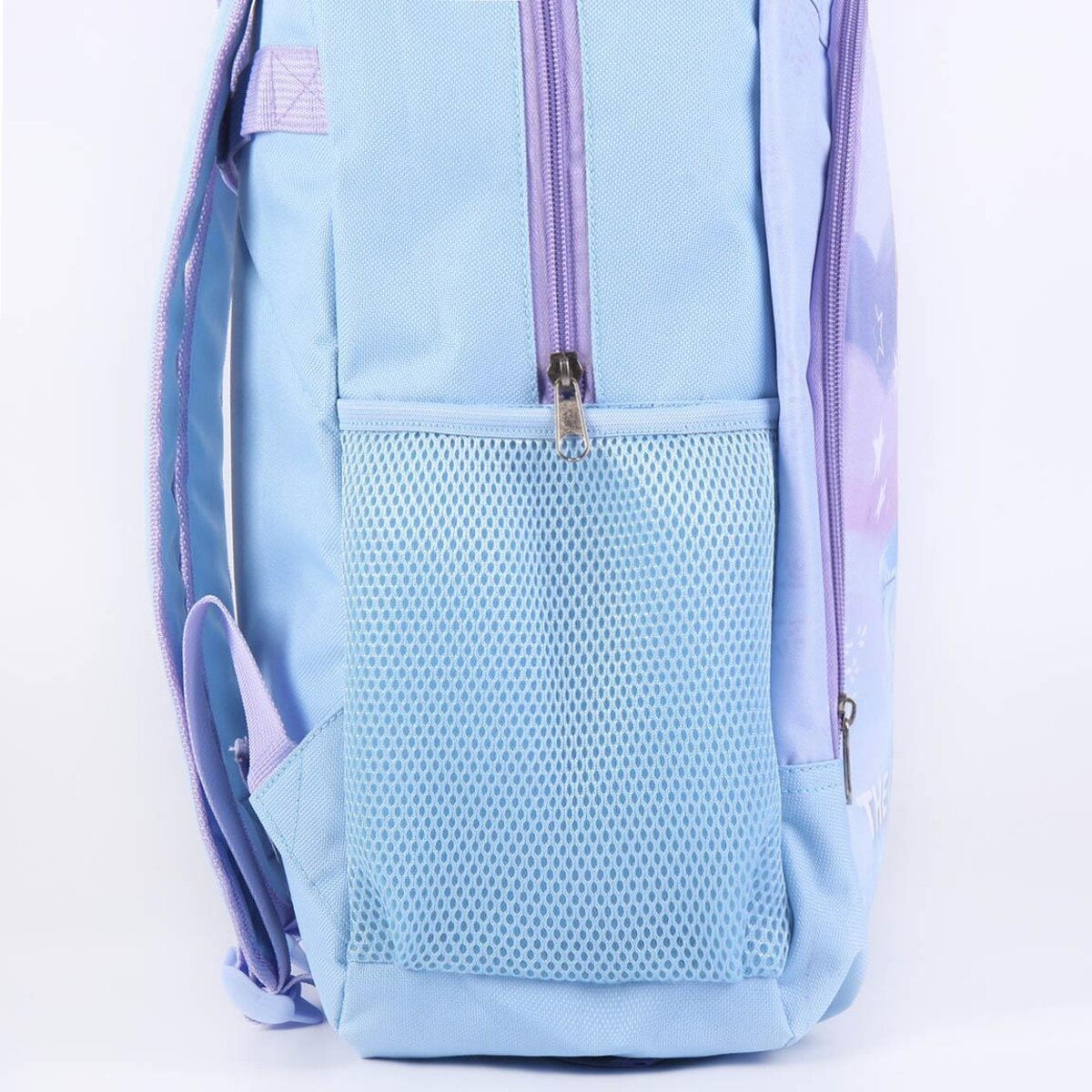 Una mochila azul claro con un bolsillo de malla y una cremallera morada. Cremalleras en el lateral.