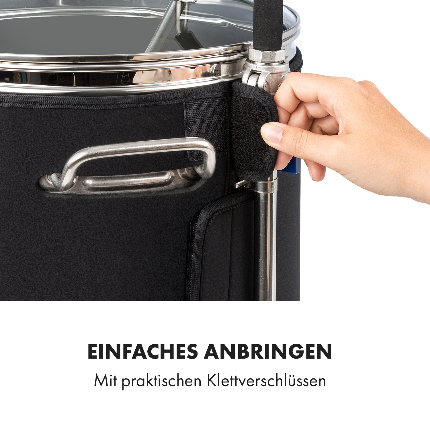 Eine Hand befestigt einen Klettverschluss an einem Topf mit schwarzer Isolierhülle, Nahaufnahme.