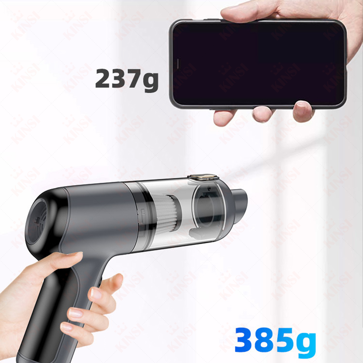 Dłoń trzymająca czarny telefon, odkurzacz i oznaczenia wagi. Tło jest białe.