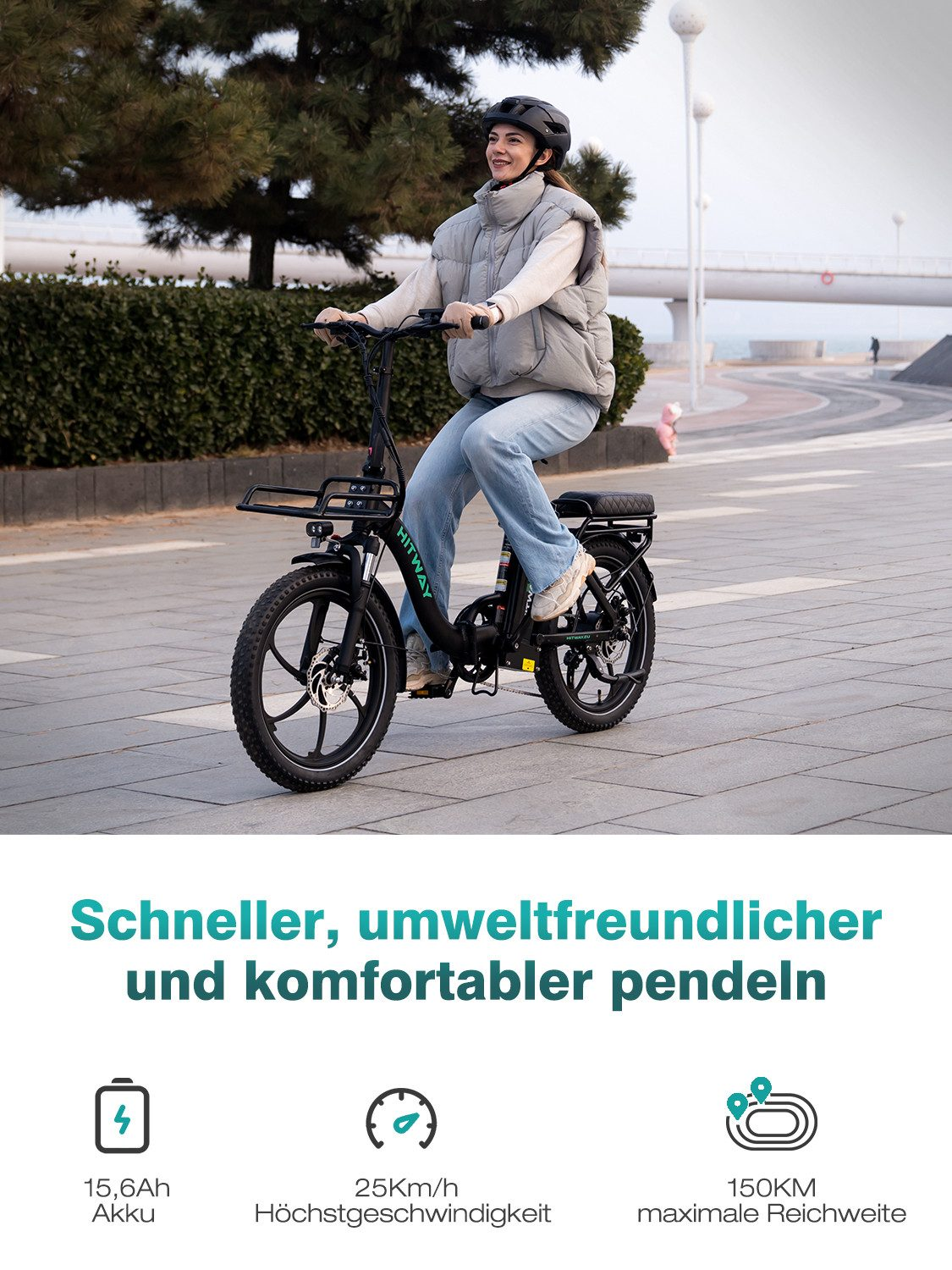 Eine Frau öffnet einen Kofferraum mit einem E-Bike darin, Text: 'Platzsparend faltbar'.