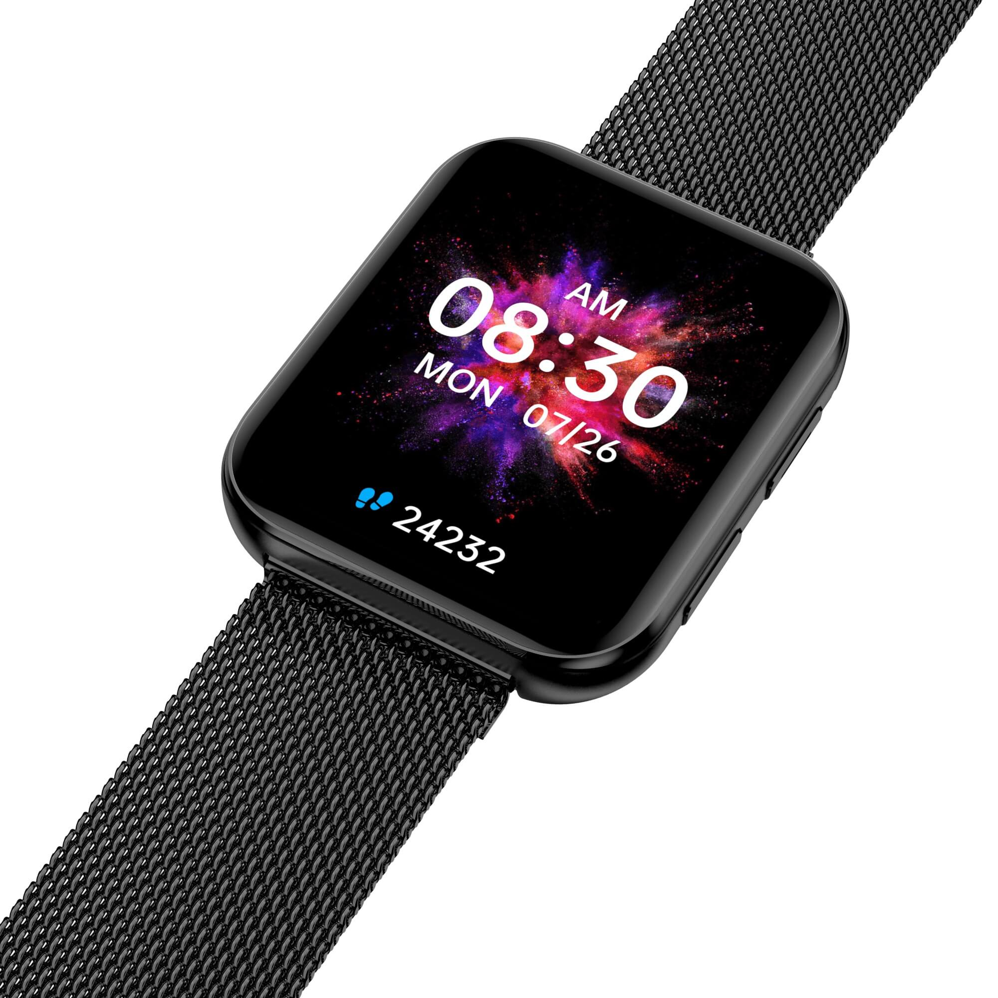 Schwarze Smartwatch, schwarzes Mesh-Armband, zeigt Zeit, Datum. Nahaufnahme. Weißer Hintergrund.