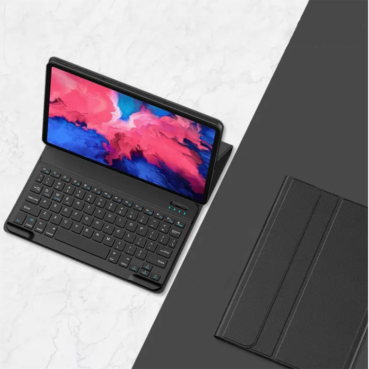 Un tablet con custodia per tastiera su una superficie di marmo. Viene mostrata una seconda custodia.