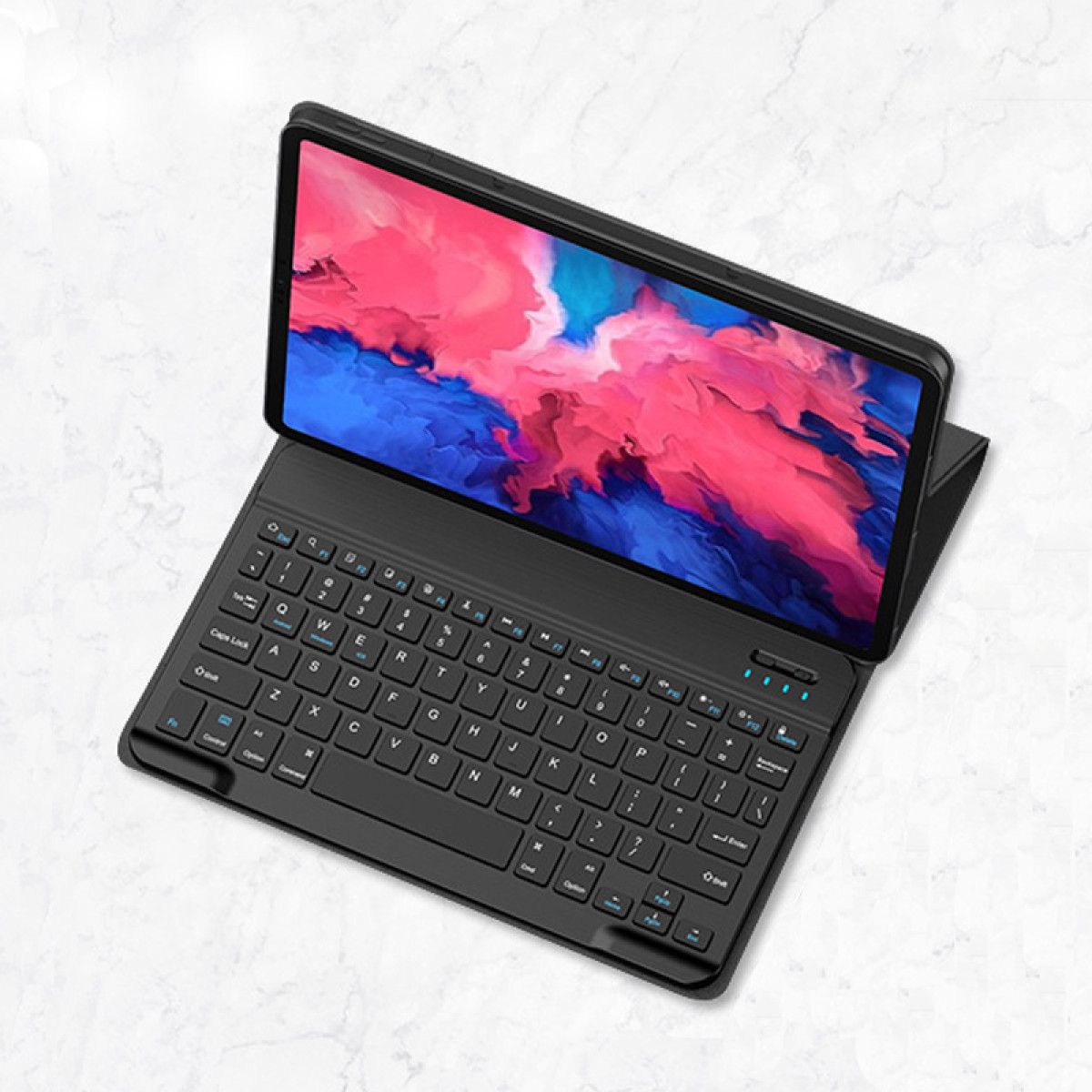 Un tablet nero con custodia per tastiera, leggermente aperto, che mostra lo schermo. La tastiera è collegata.