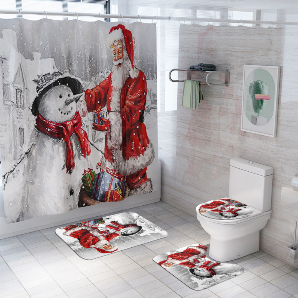 Badezimmer mit Schneemann- und Weihnachtsmann-Design auf Duschvorhang und Matten. Weiße Fliesen.