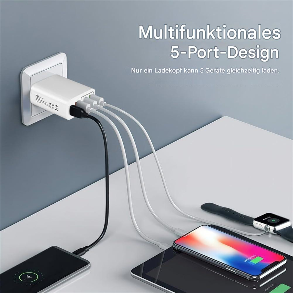 Ein weißes Netzteil mit mehreren USB-Kabeln, das verschiedene Geräte auf einer weißen Oberfläche auflädt.